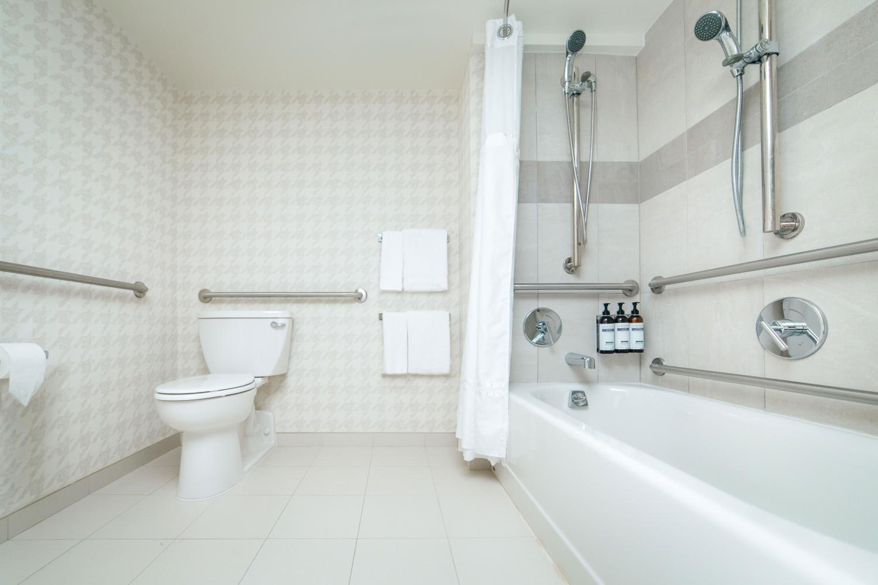 Queen Room with Accessible Tub - Disability Access