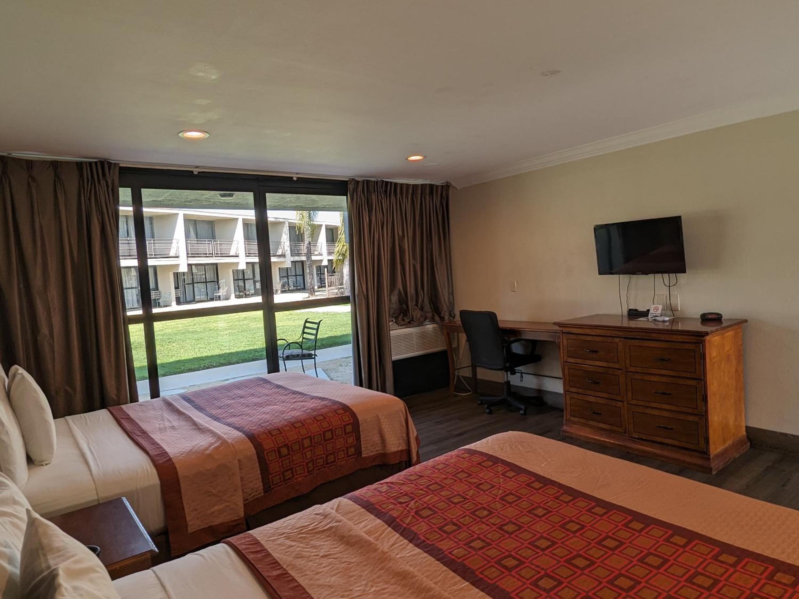Two Queen Bed Room Exterior - Photo 4