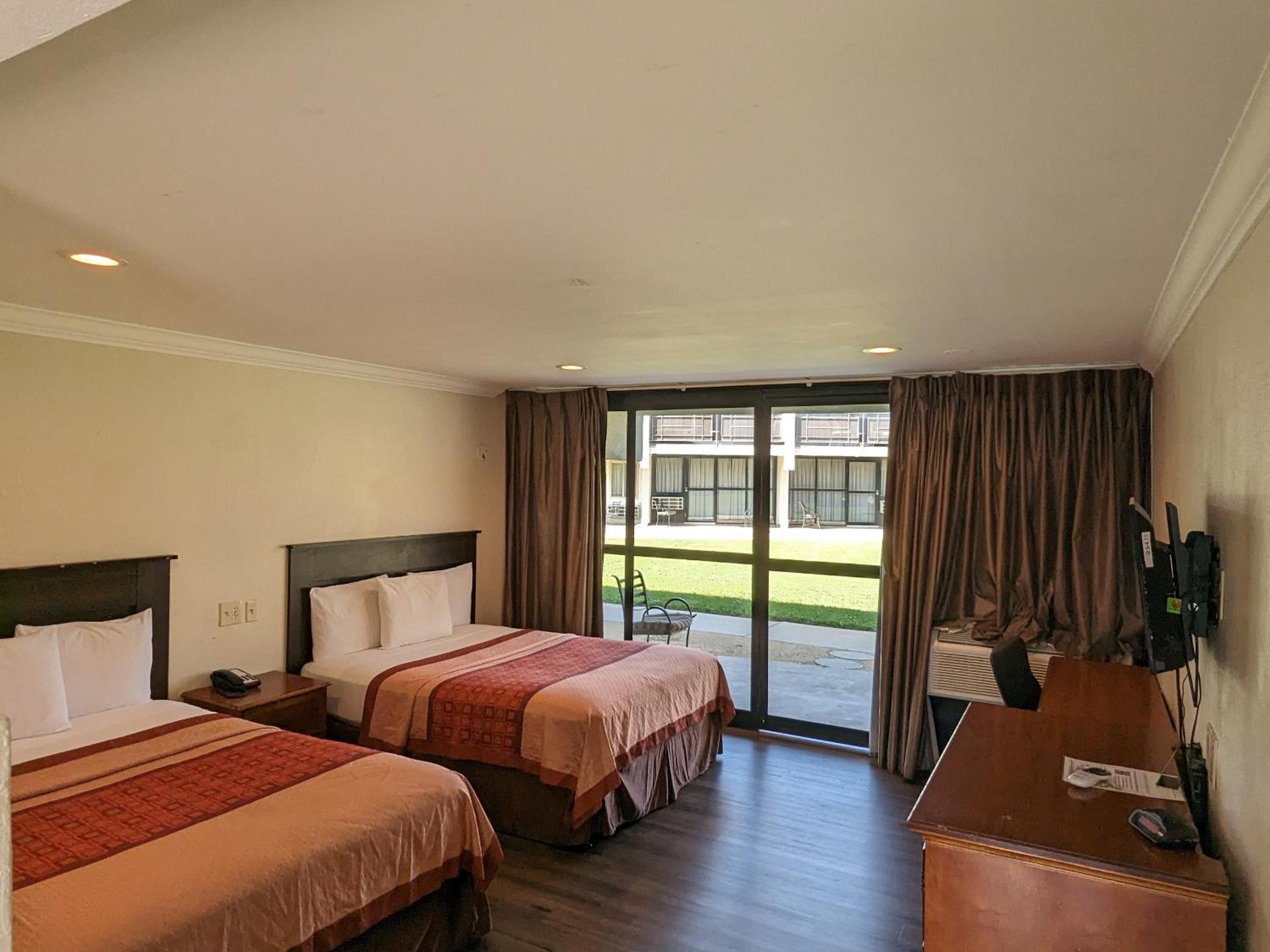 Two Queen Bed Room Exterior - Photo 3