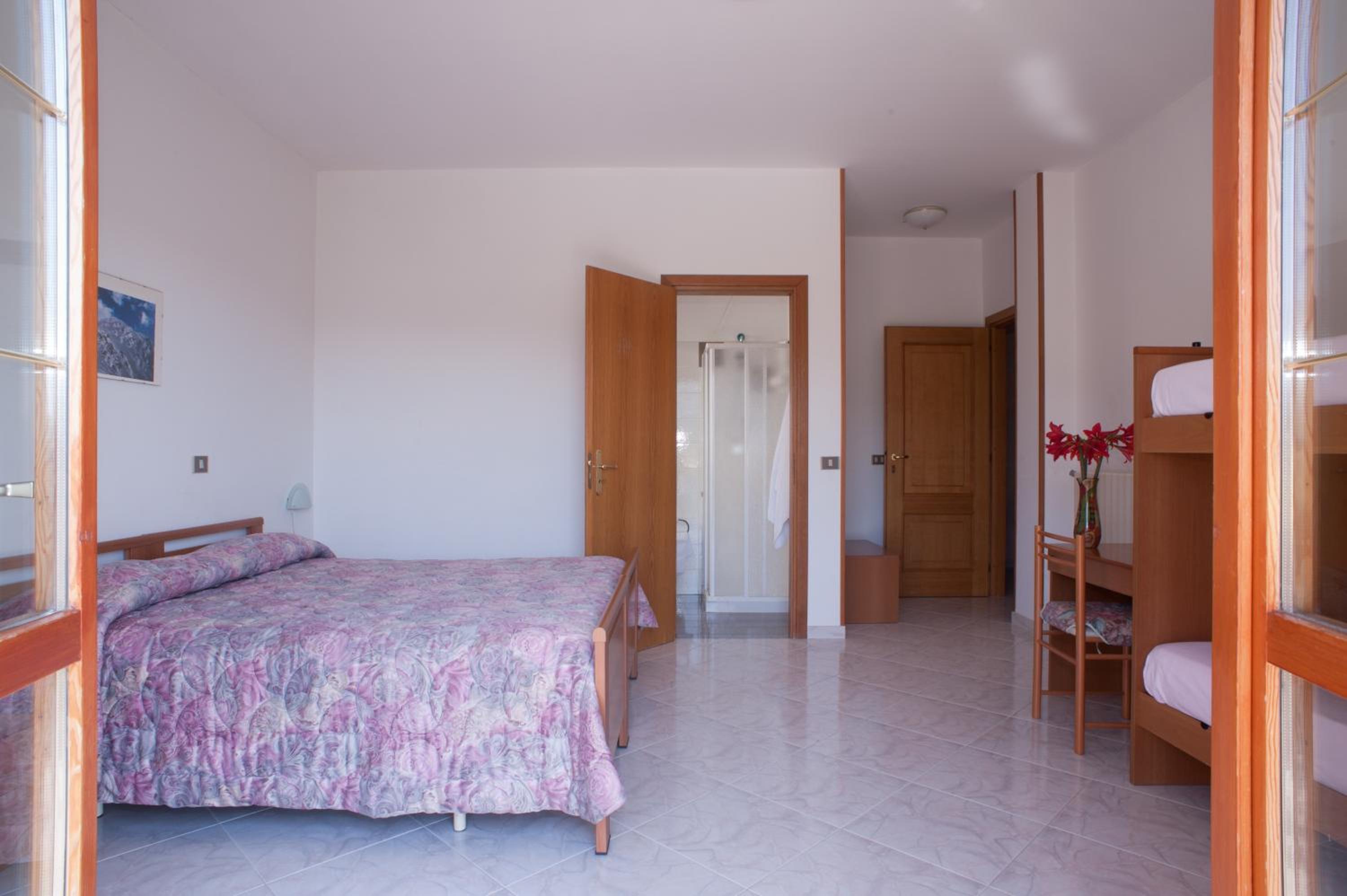 Double or Twin Room with Bathroom - Photo 1