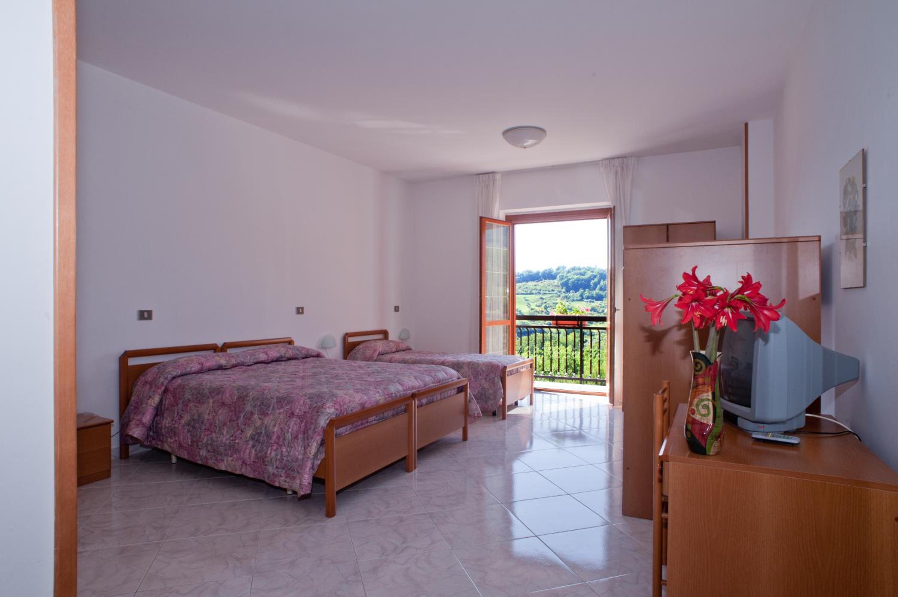 Double or Twin Room with Bathroom - Photo 2