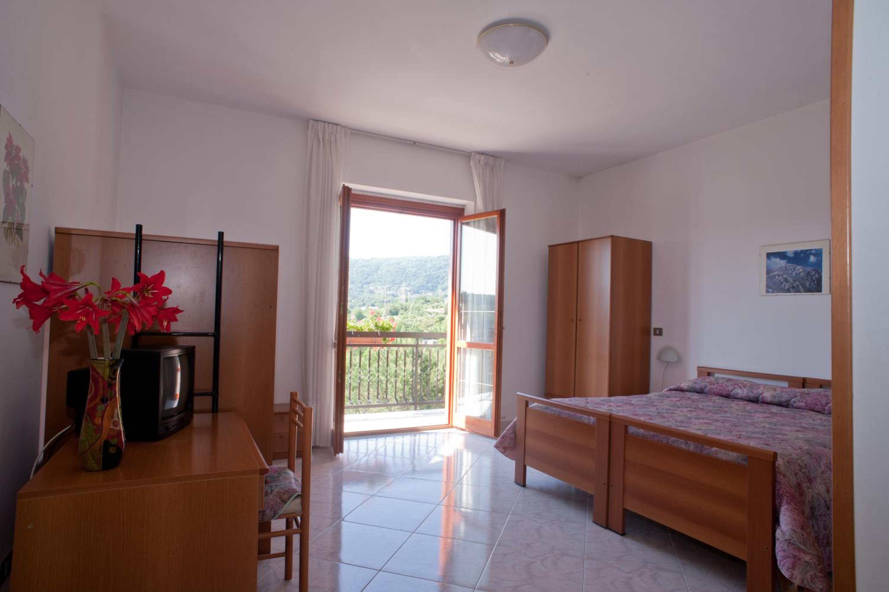 Double or Twin Room with Bathroom - Photo 3