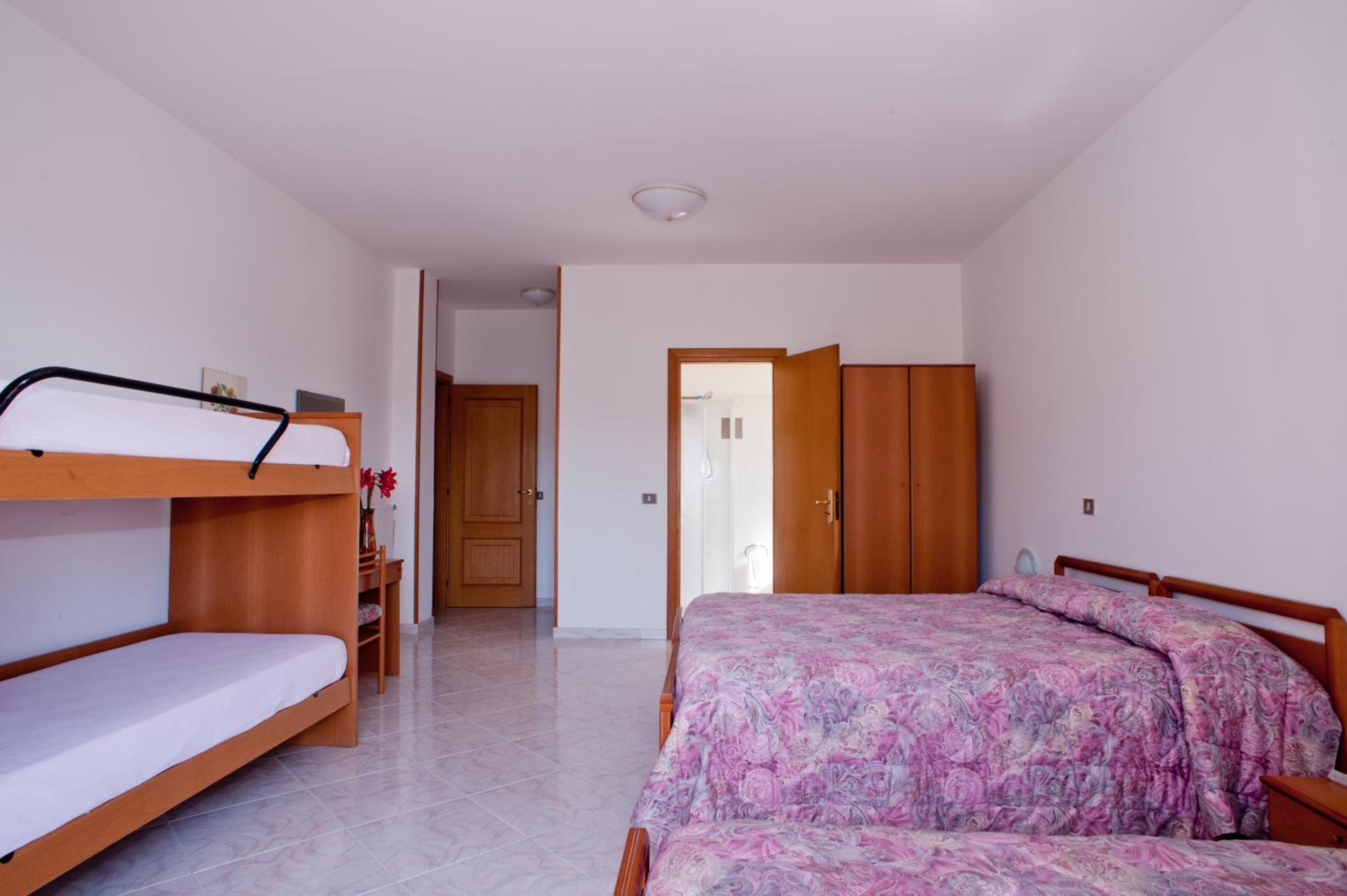 Double or Twin Room with Bathroom - Photo 4