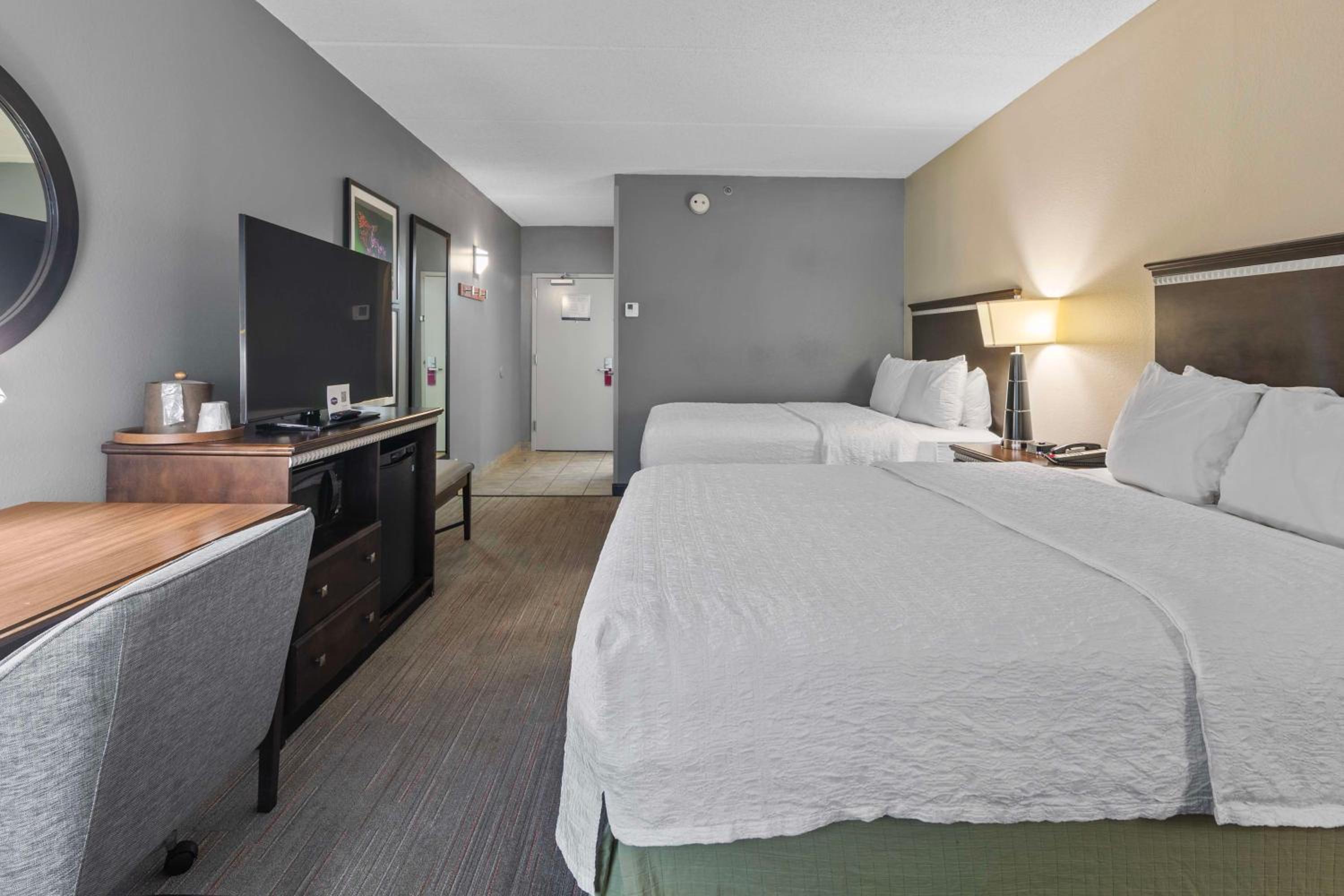Room with Two Queen Beds - Non-Smoking - Photo 6