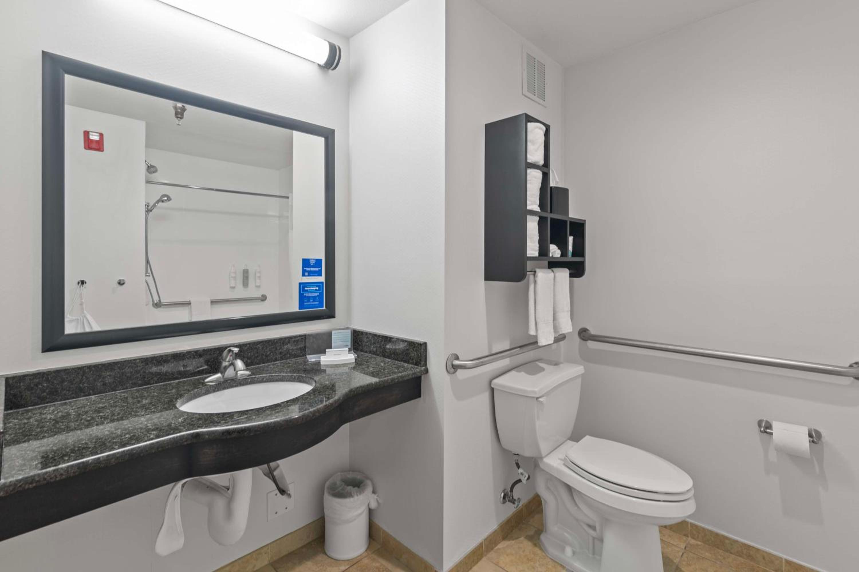 Queen Room with Two Queen Beds - Mobility Access/Non-Smoking - Photo 7