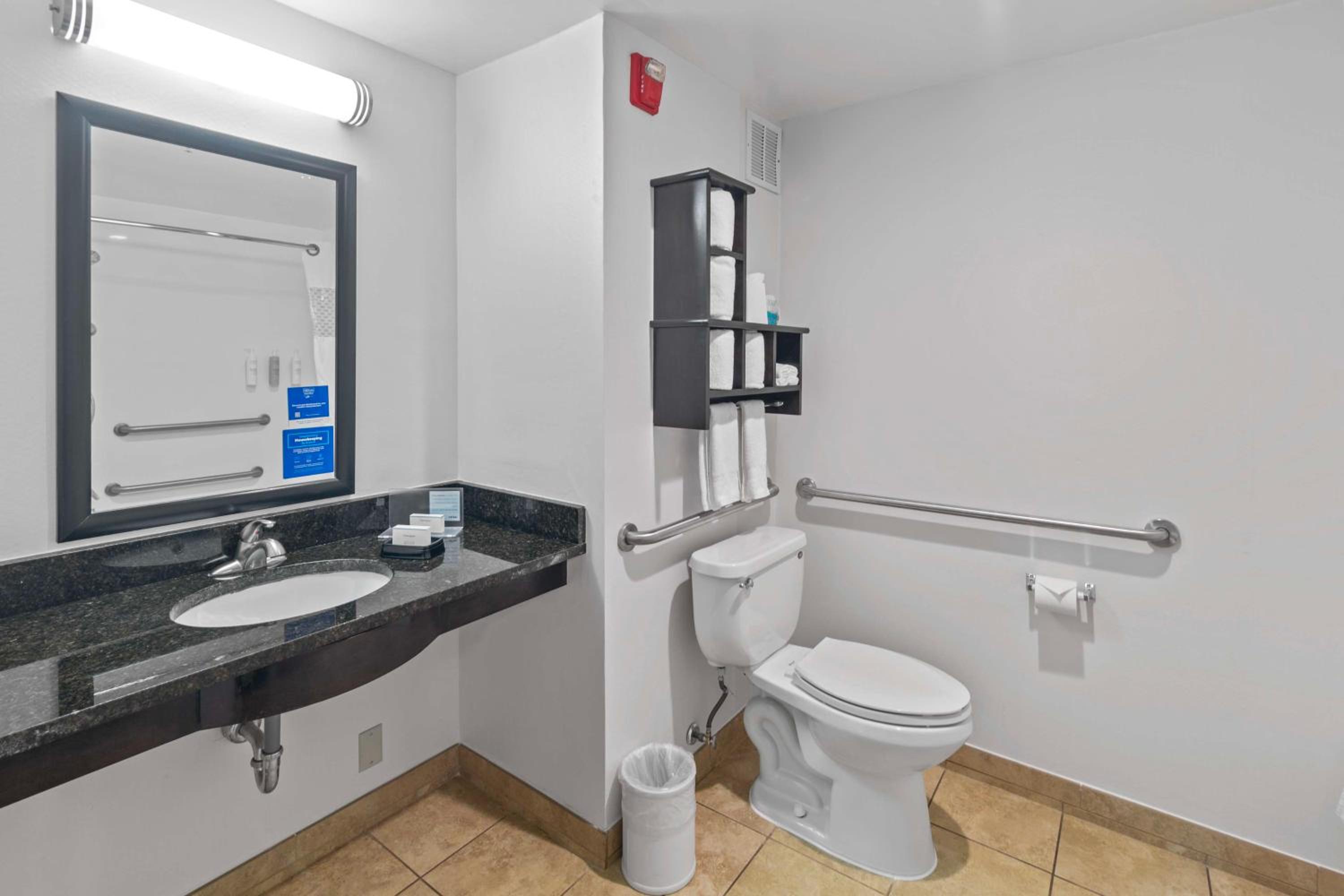 Queen Room with Two Queen Beds - Mobility Access/Non-Smoking - Photo 6