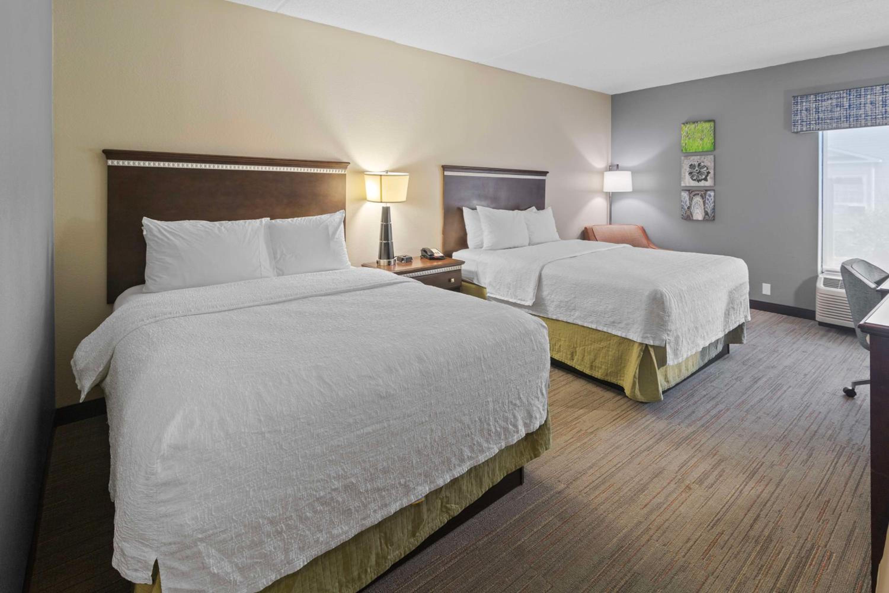 Room with Two Queen Beds - Non-Smoking - Photo 3