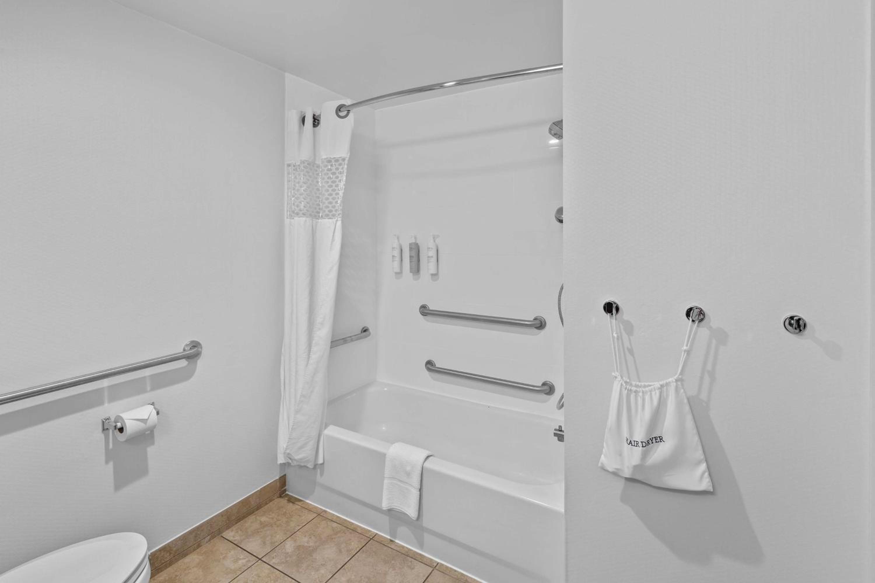 Queen Room with Two Queen Beds - Mobility Access/Non-Smoking - Photo 5