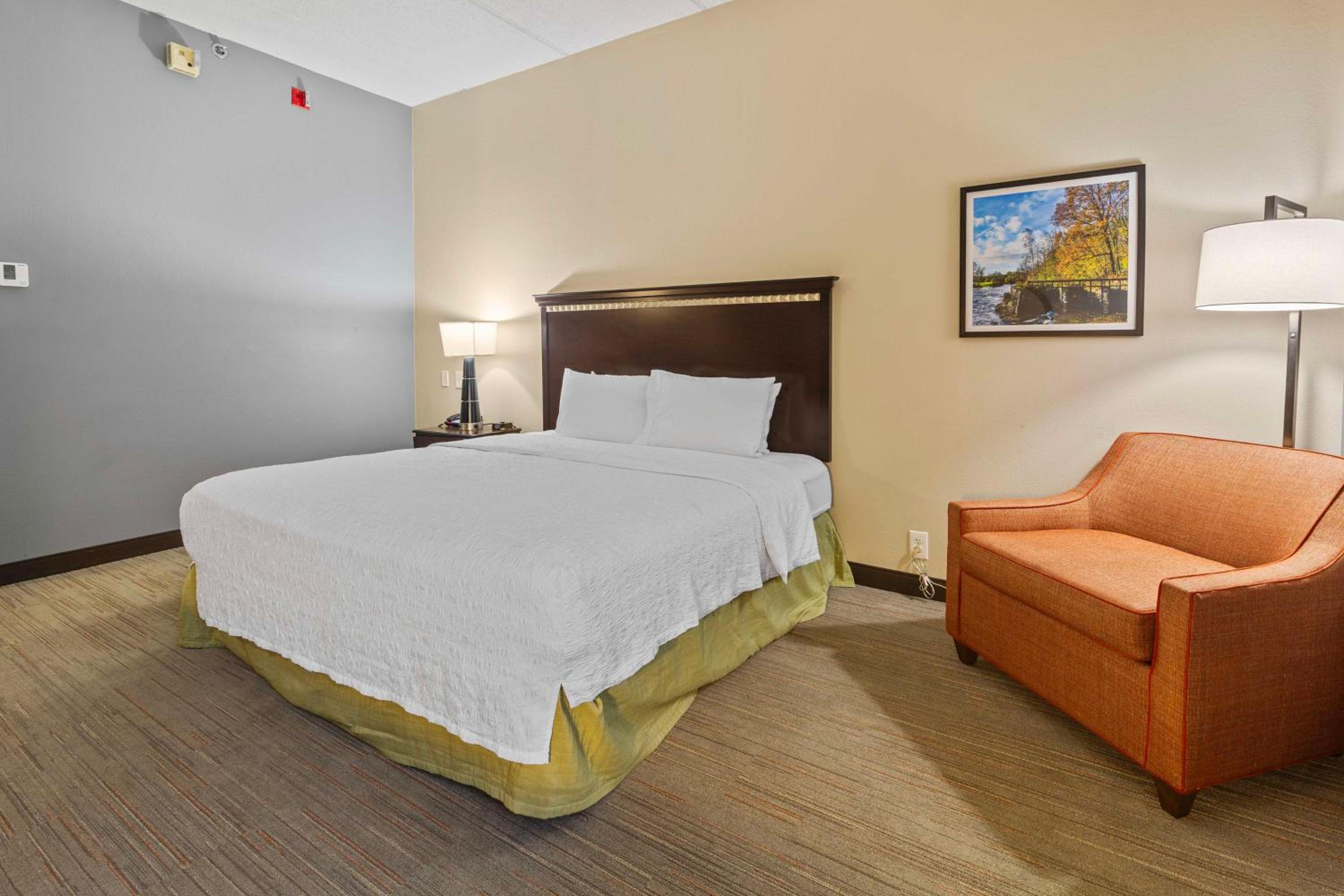 King Room with Microwave and Refrigerator - Non-Smoking - Photo 7