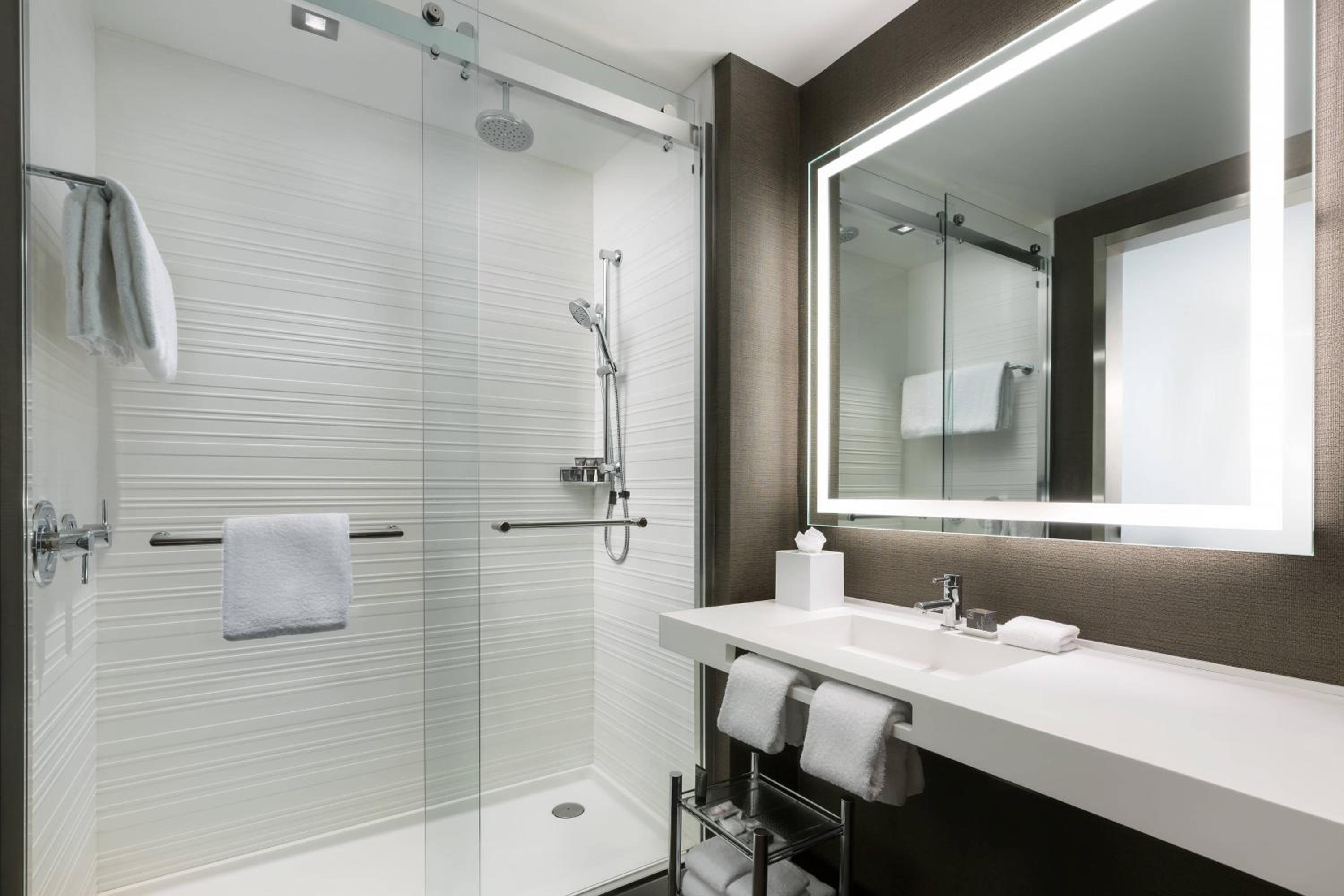 Standard King Room - Photo 13