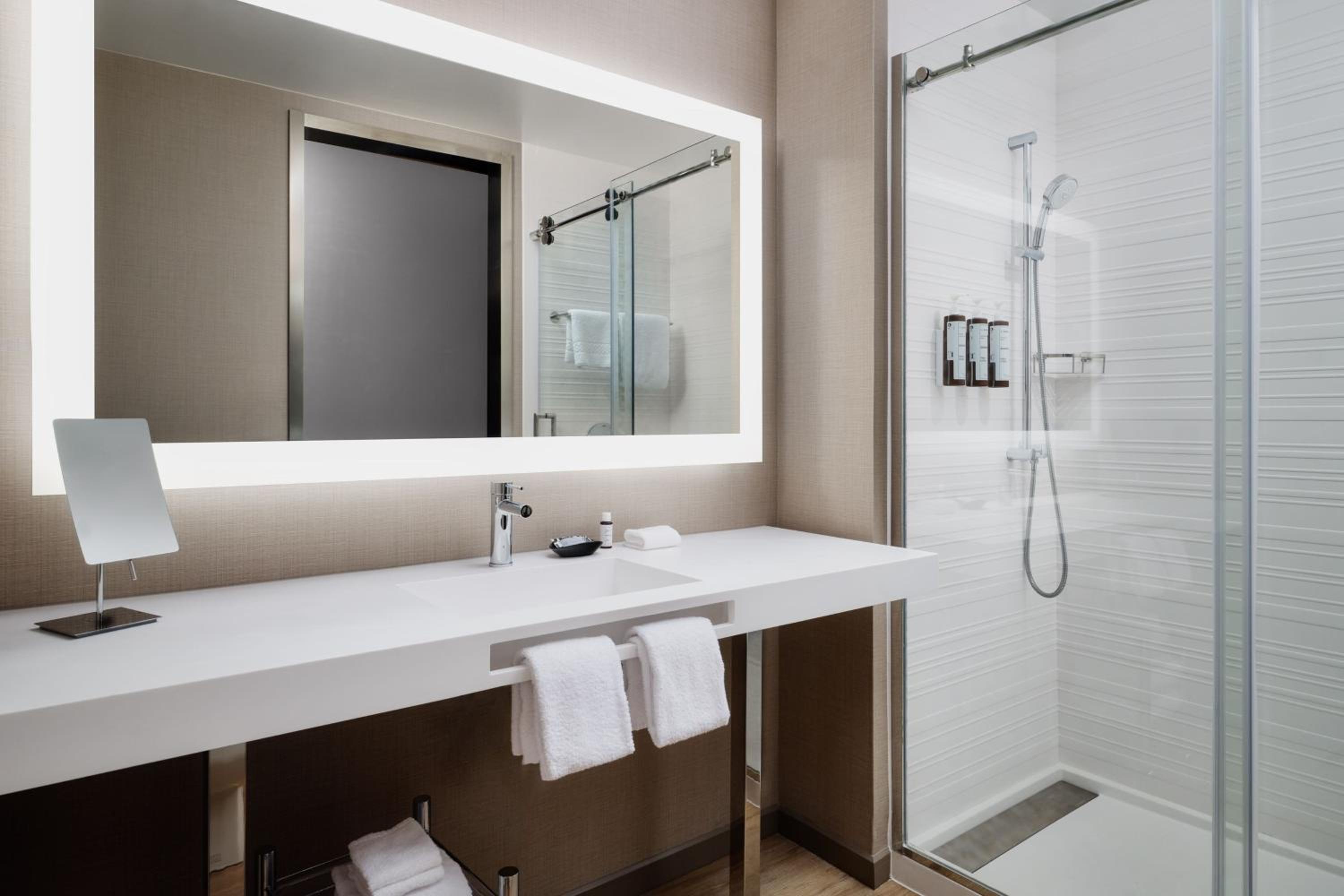 Standard King Room - Photo 9