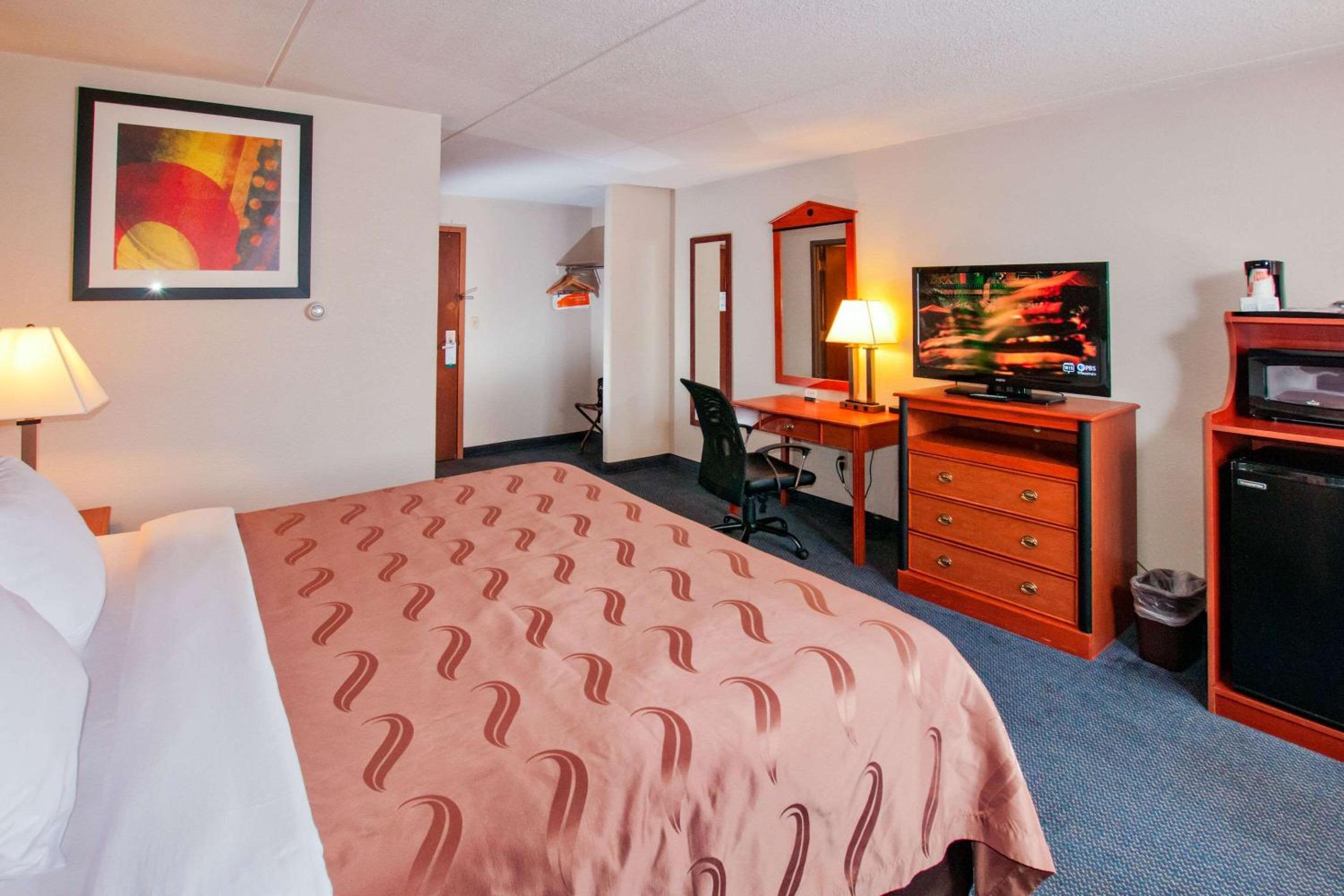 King Room - Non-Smoking - Photo 9