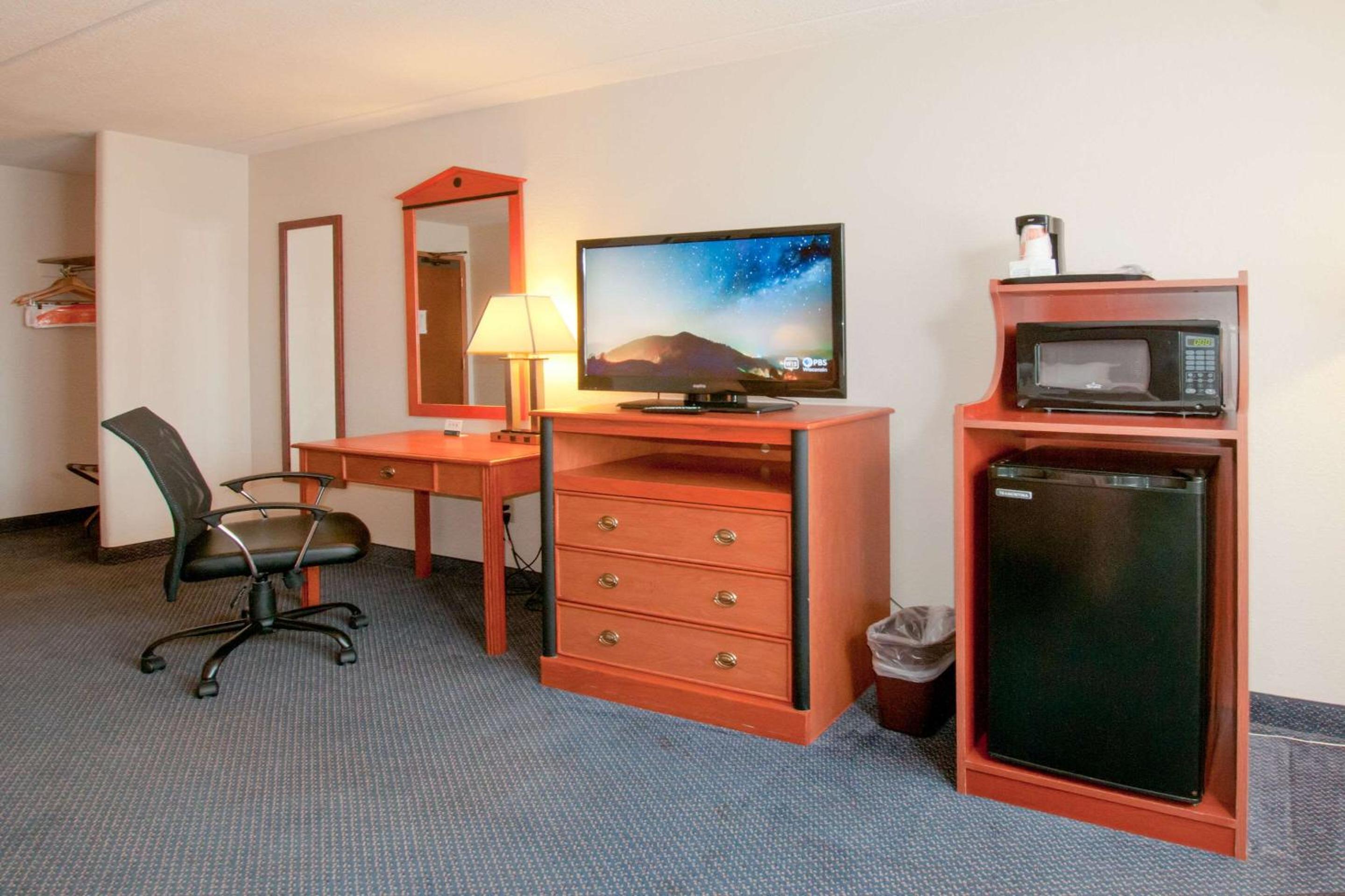 King Room - Non-Smoking - Photo 8