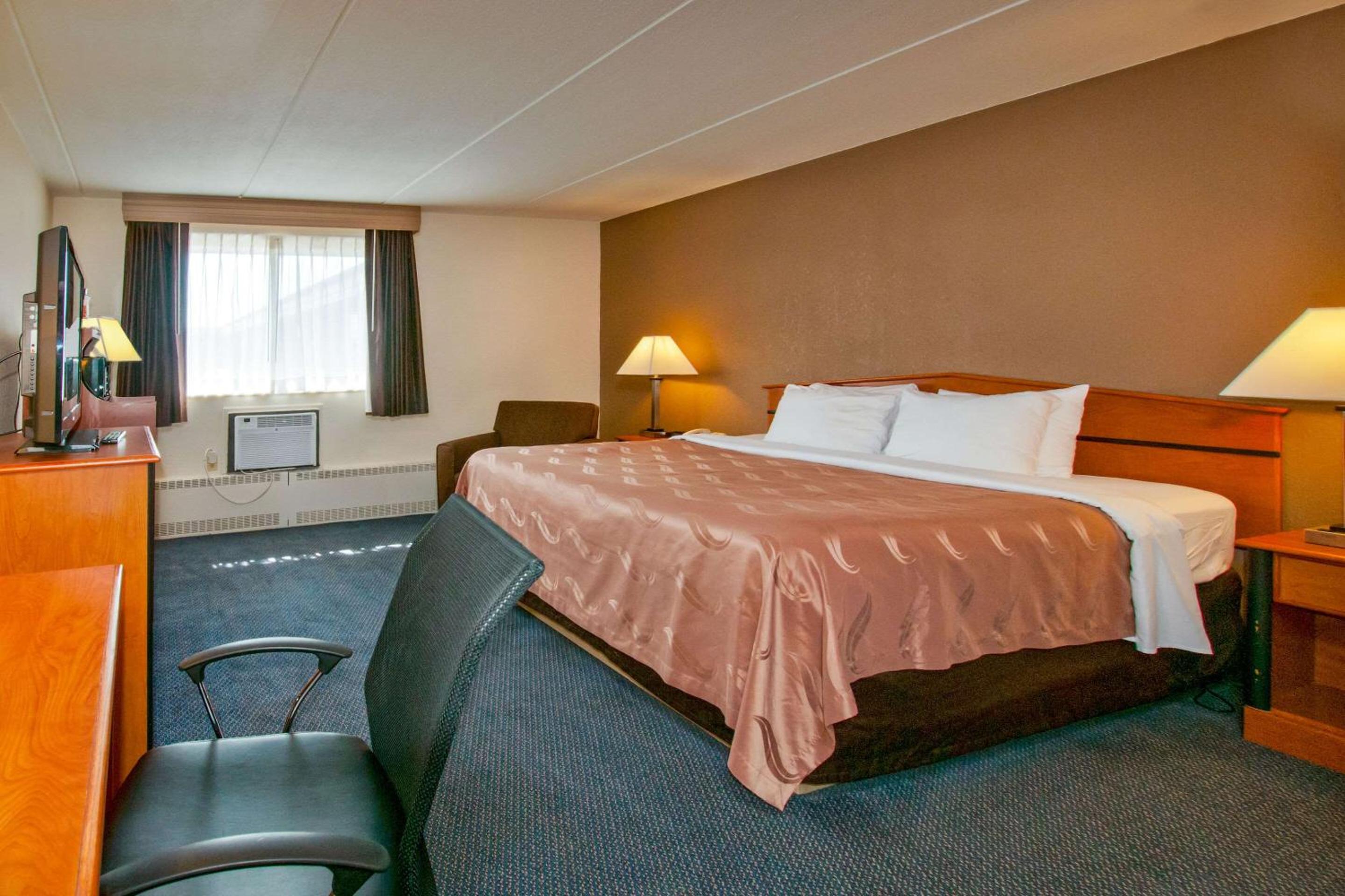 King Room - Non-Smoking - Photo 7