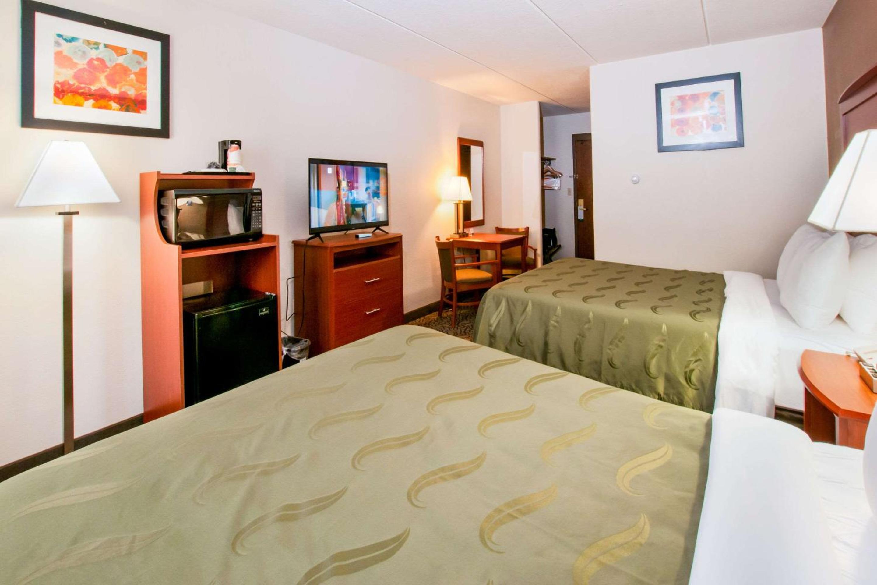 Queen Room with Two Queen Beds - Non-Smoking - Photo 6
