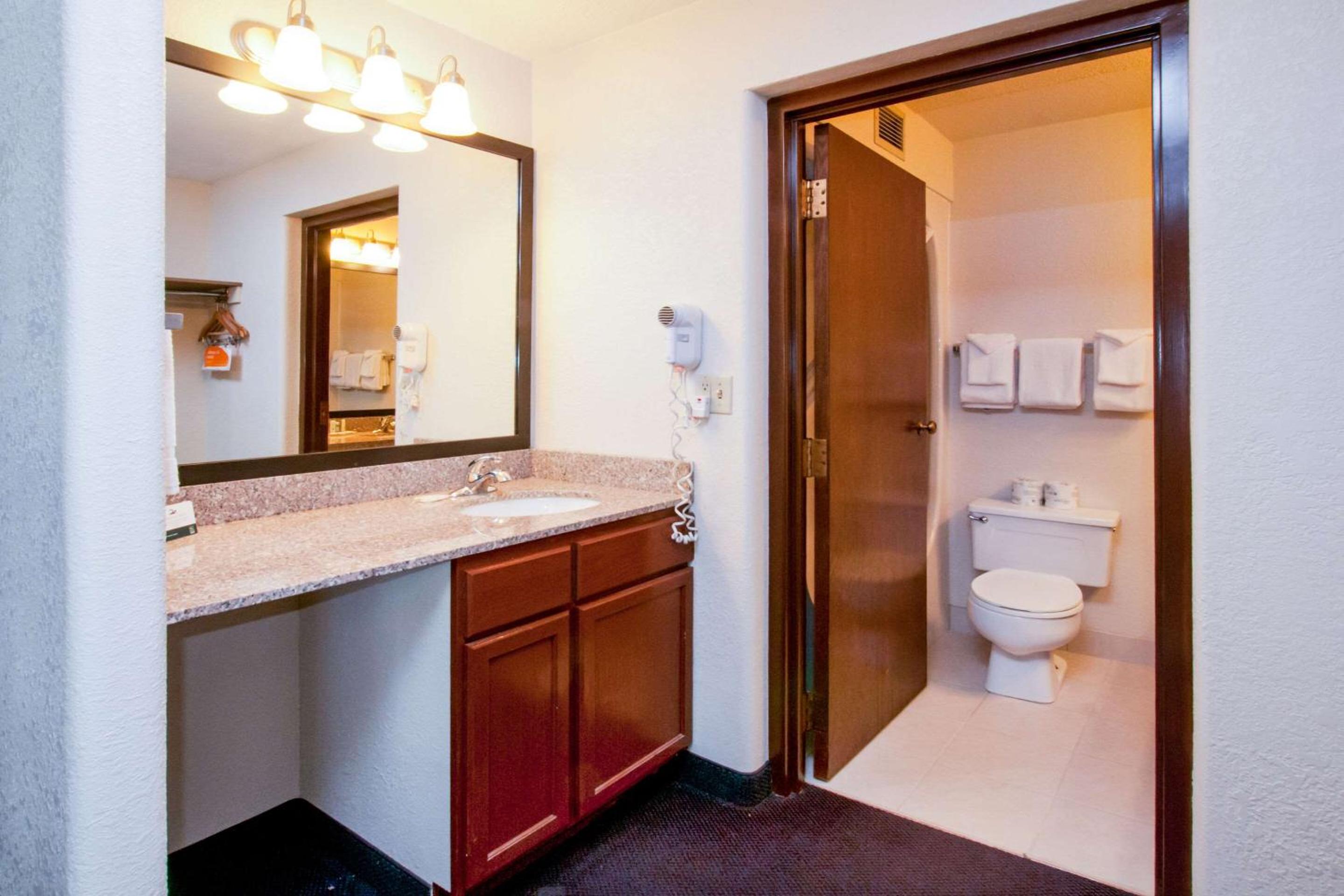Queen Room with Two Queen Beds - Non-Smoking - Photo 7