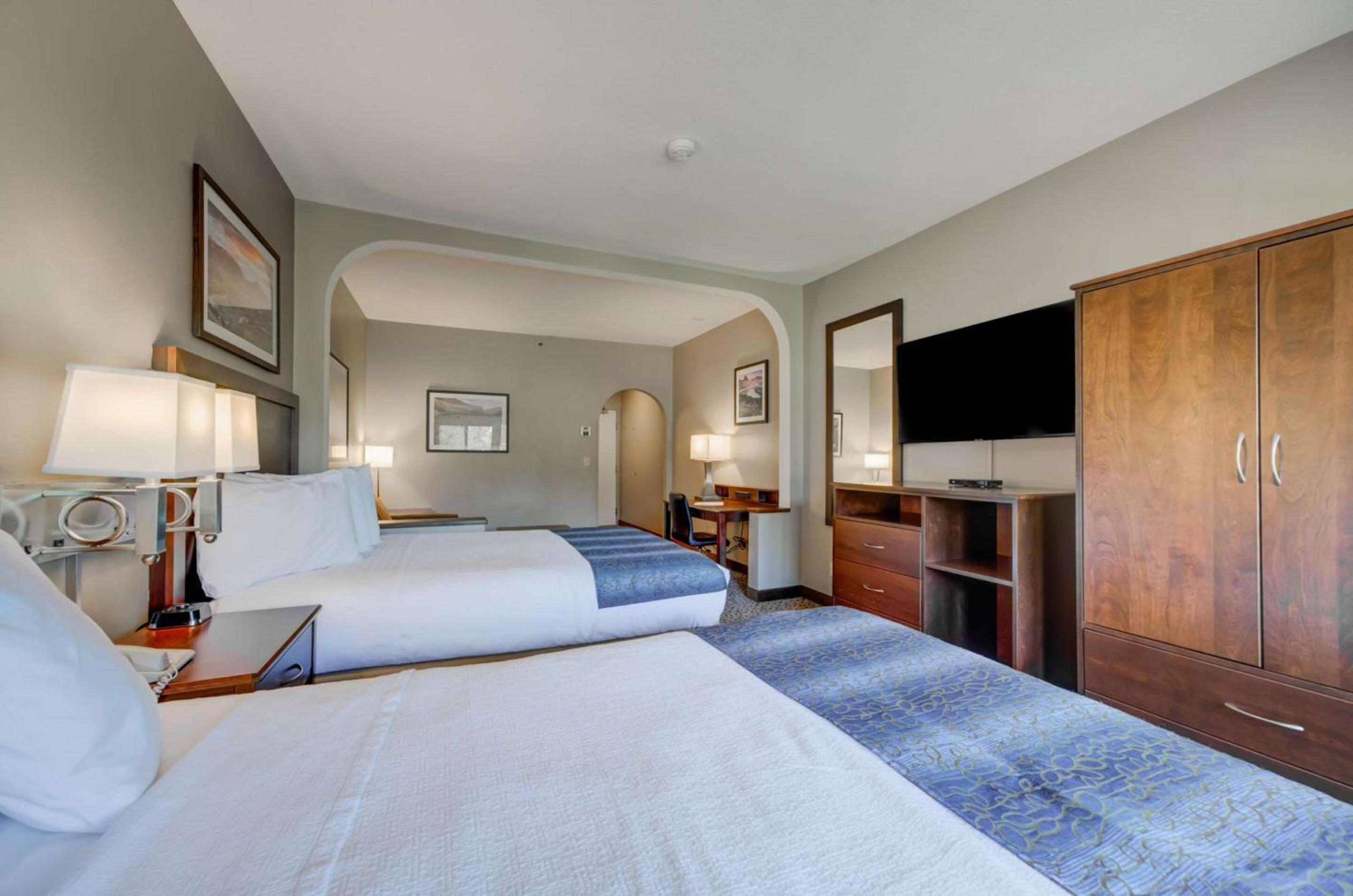 Double Room with Two Double Beds and Balcony - River View/Non-Smoking photo 1