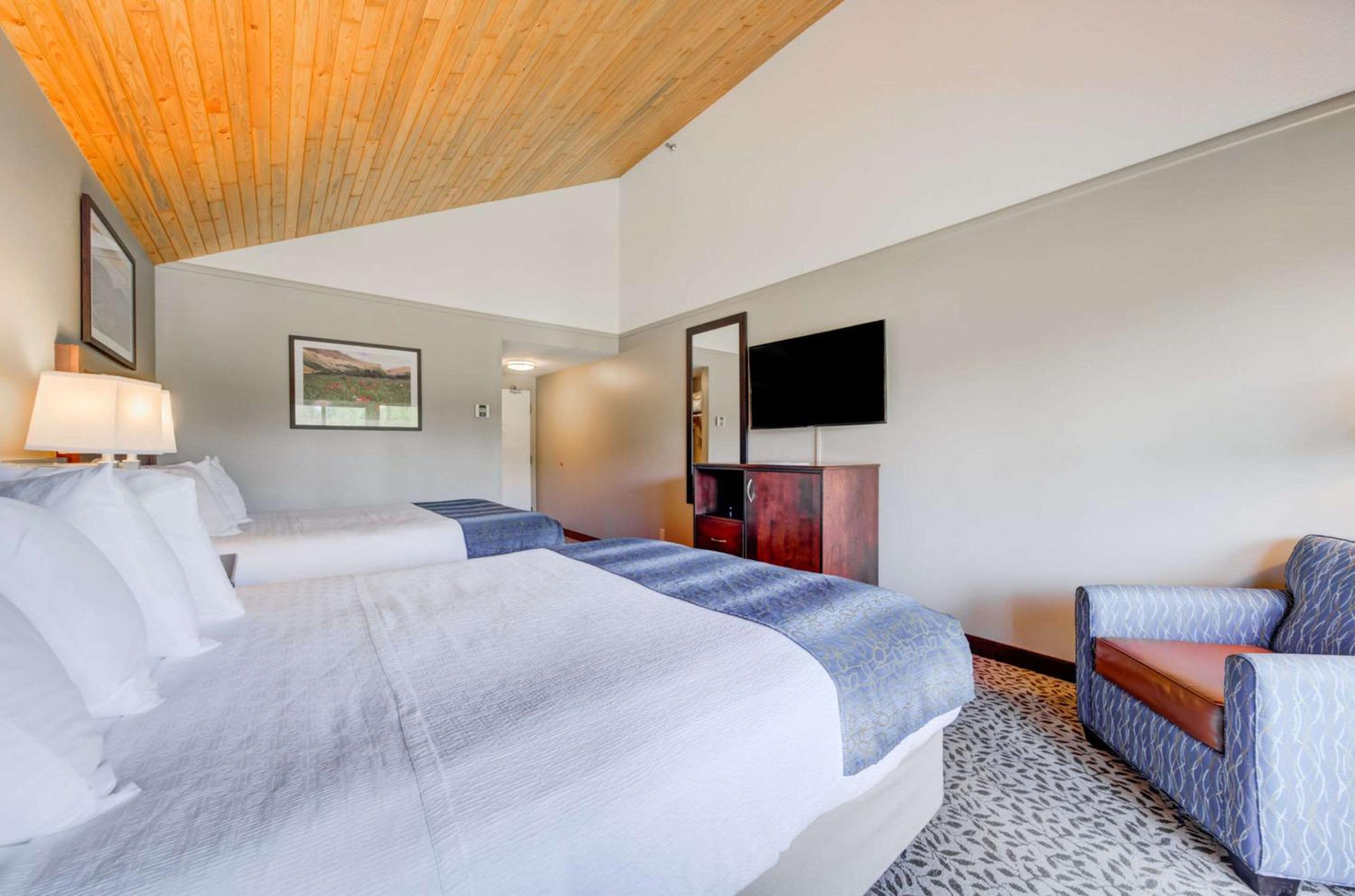 Queen Room with Two Queen Bed and Balcony - Non-Smoking photo 3