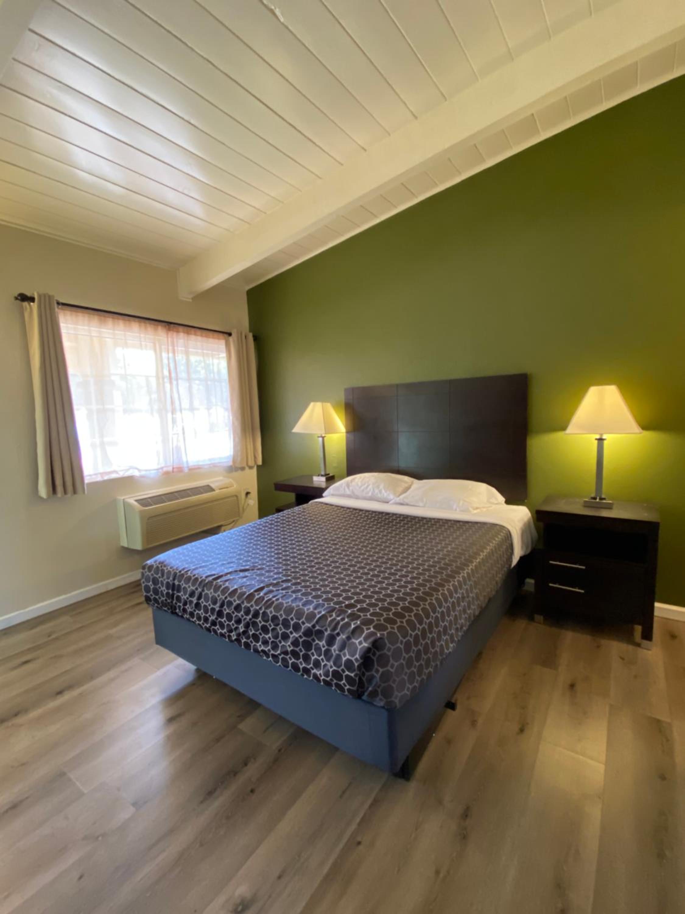 Queen Room - Disability Access - Photo 1
