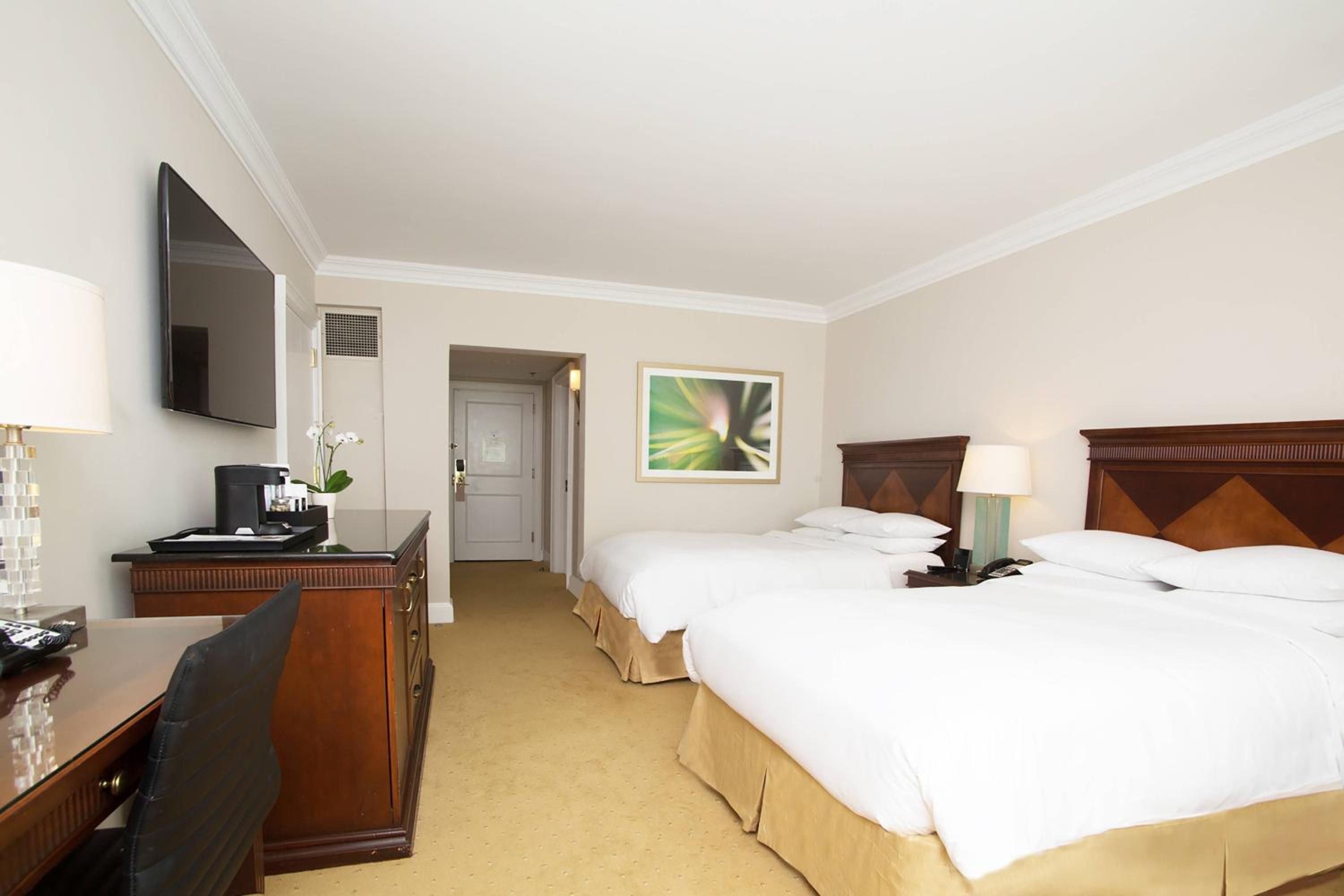 Guest Room with Two Double Beds and City View photo 1