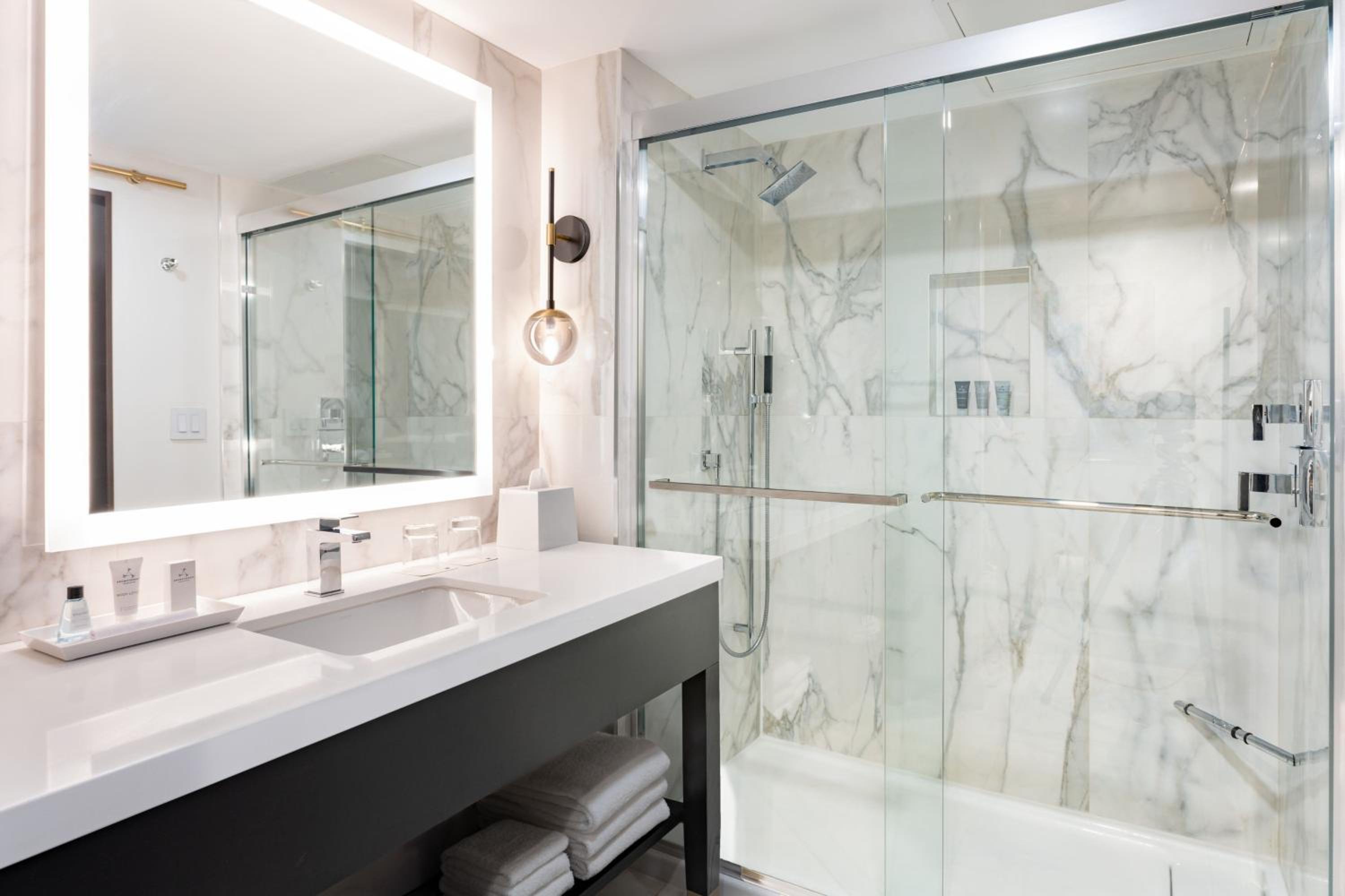 Inspired King Room - Mobility Accessible with Tub photo 2