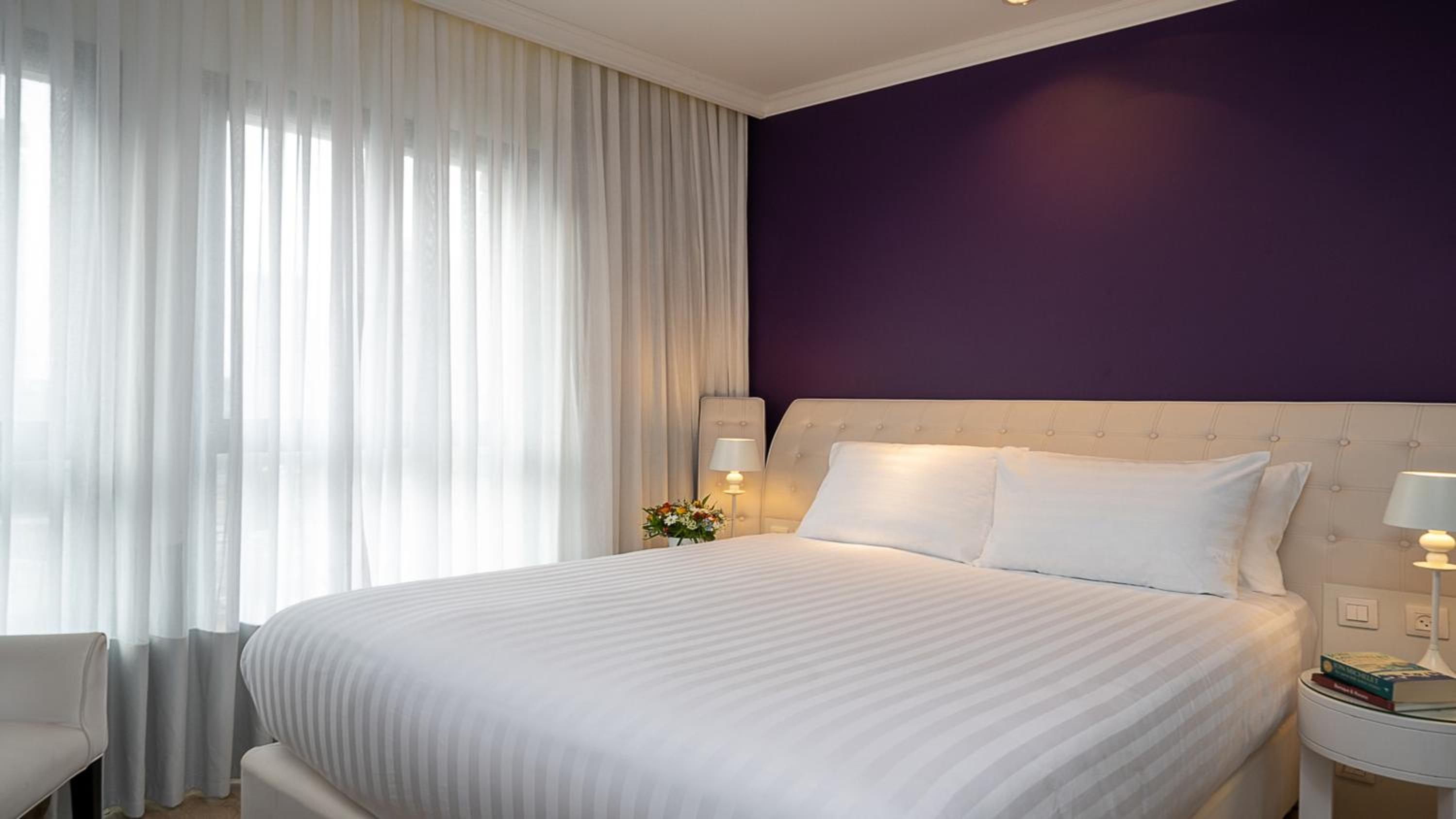 Standard Queen Room with City View thumbnail 5