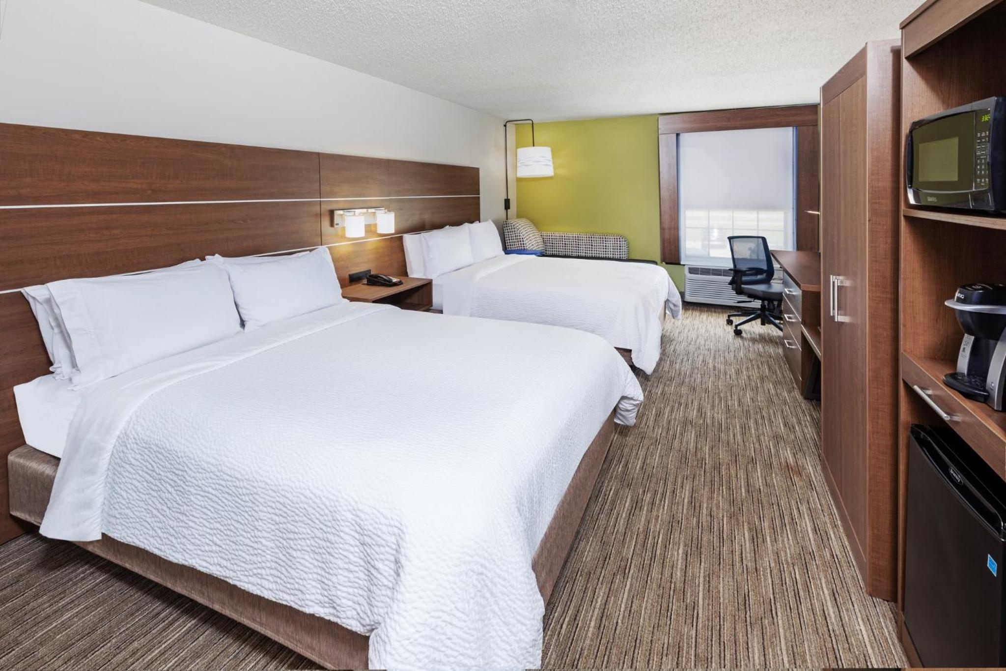 Standard Room with Two Queen Beds - Photo 4
