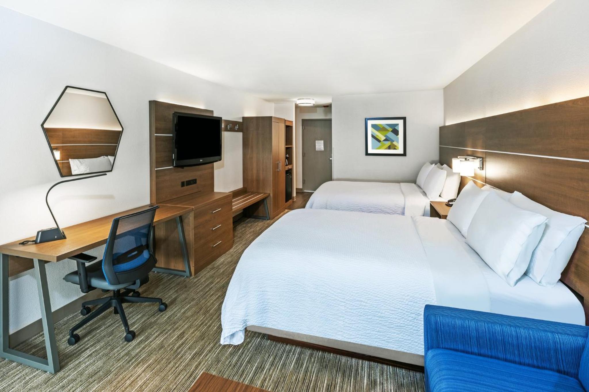 Standard Room with Two Queen Beds - Photo 3
