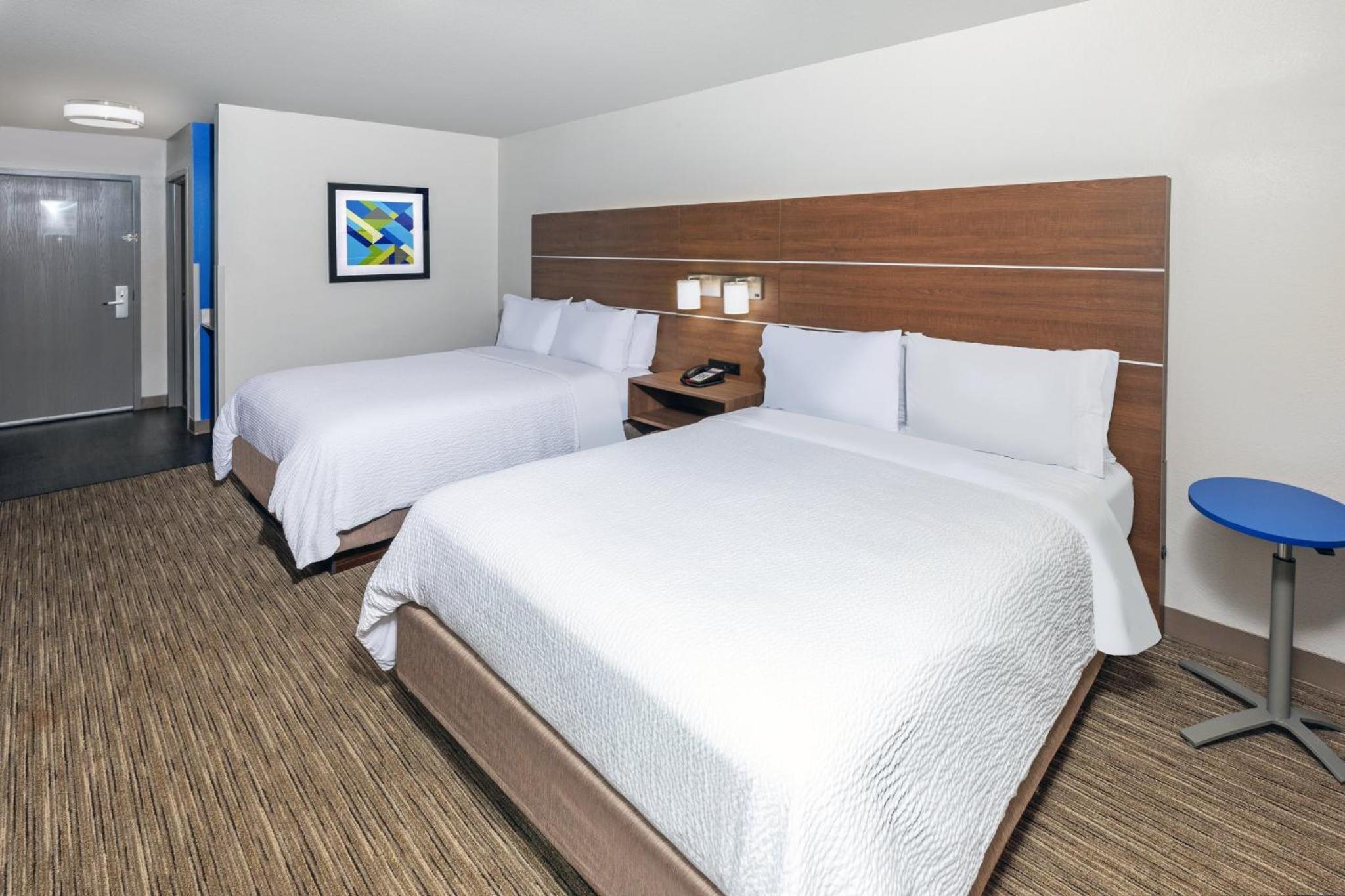 Standard Room with Two Queen Beds - Photo 1