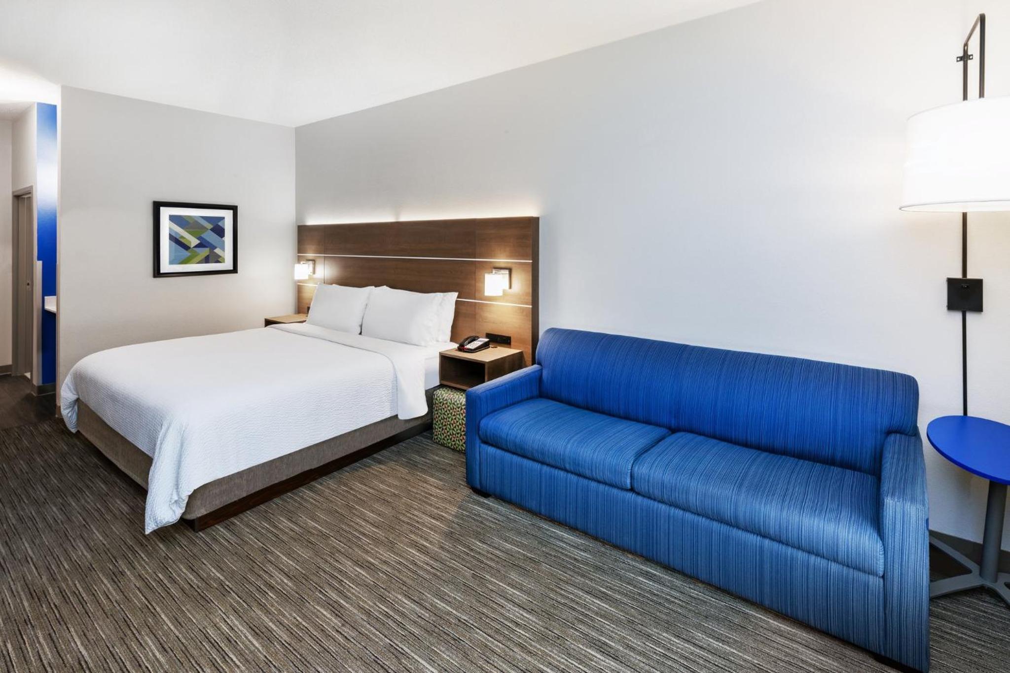 Standard King Room with Sofa Bed - Photo 6