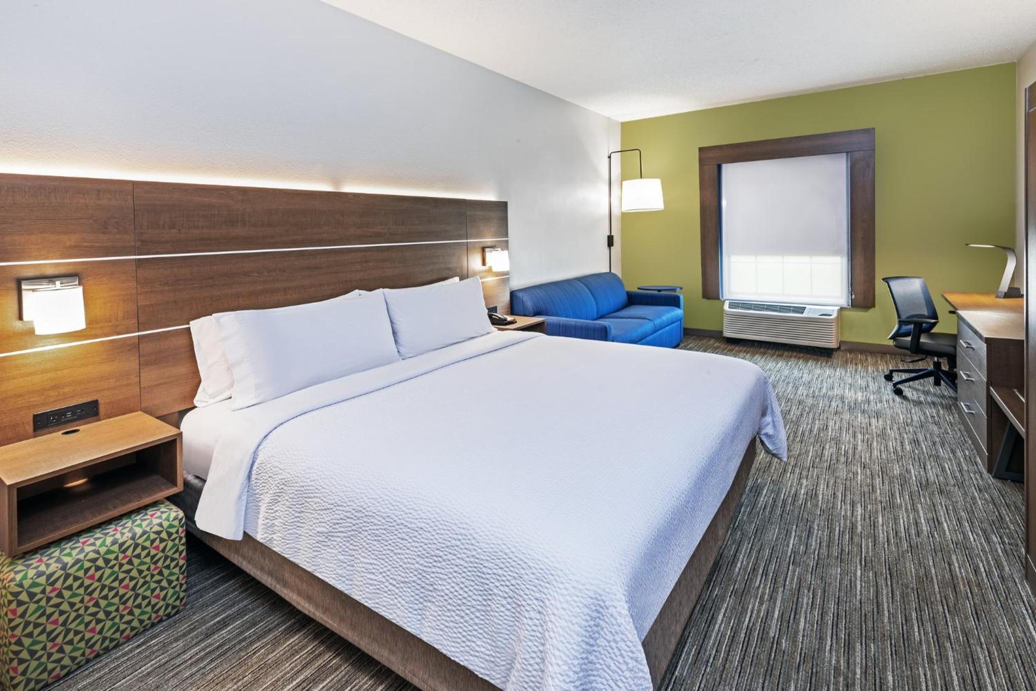 Standard King Room with Sofa Bed - Photo 7