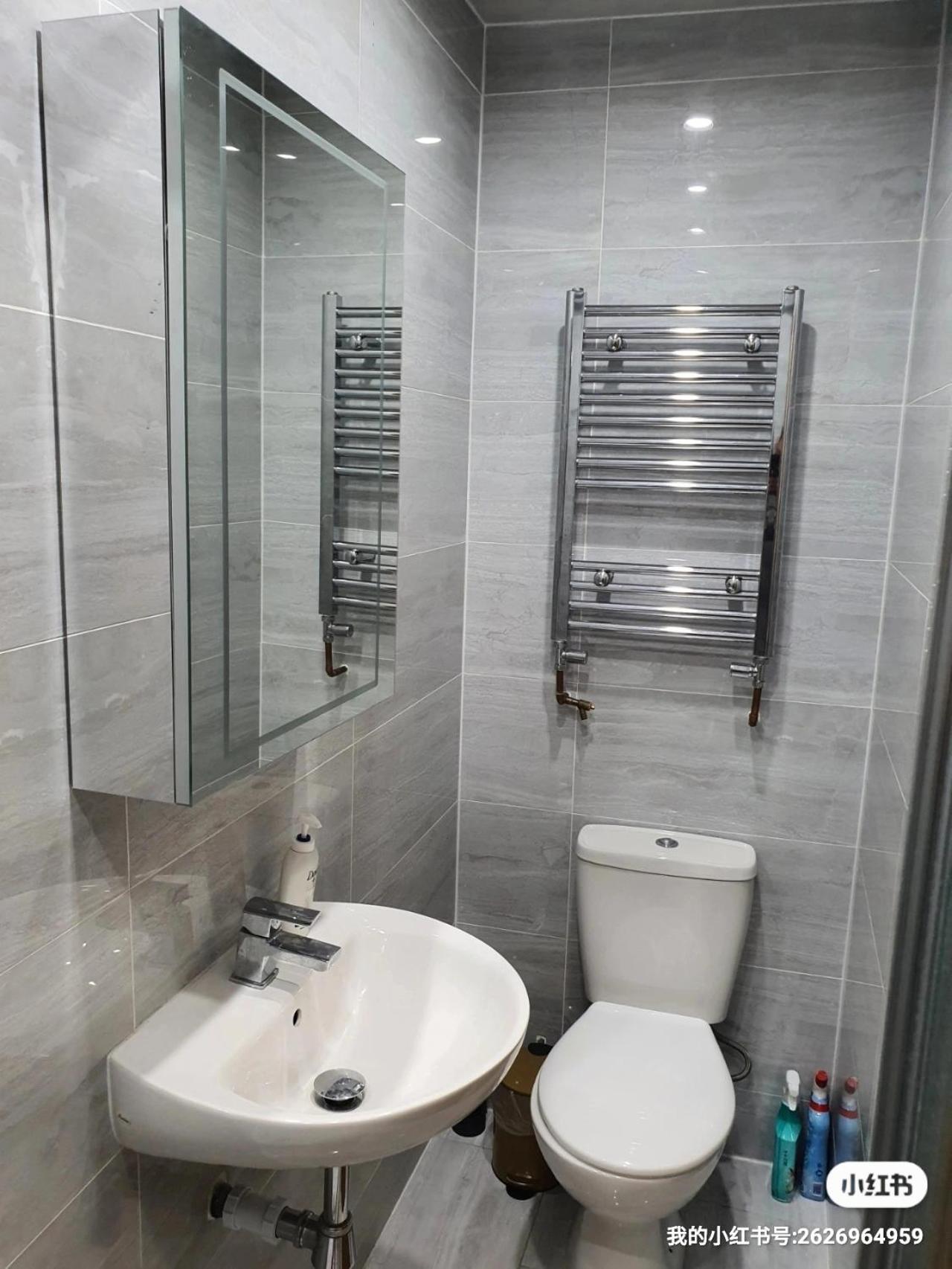 Double Room with Private Bathroom - Photo 18