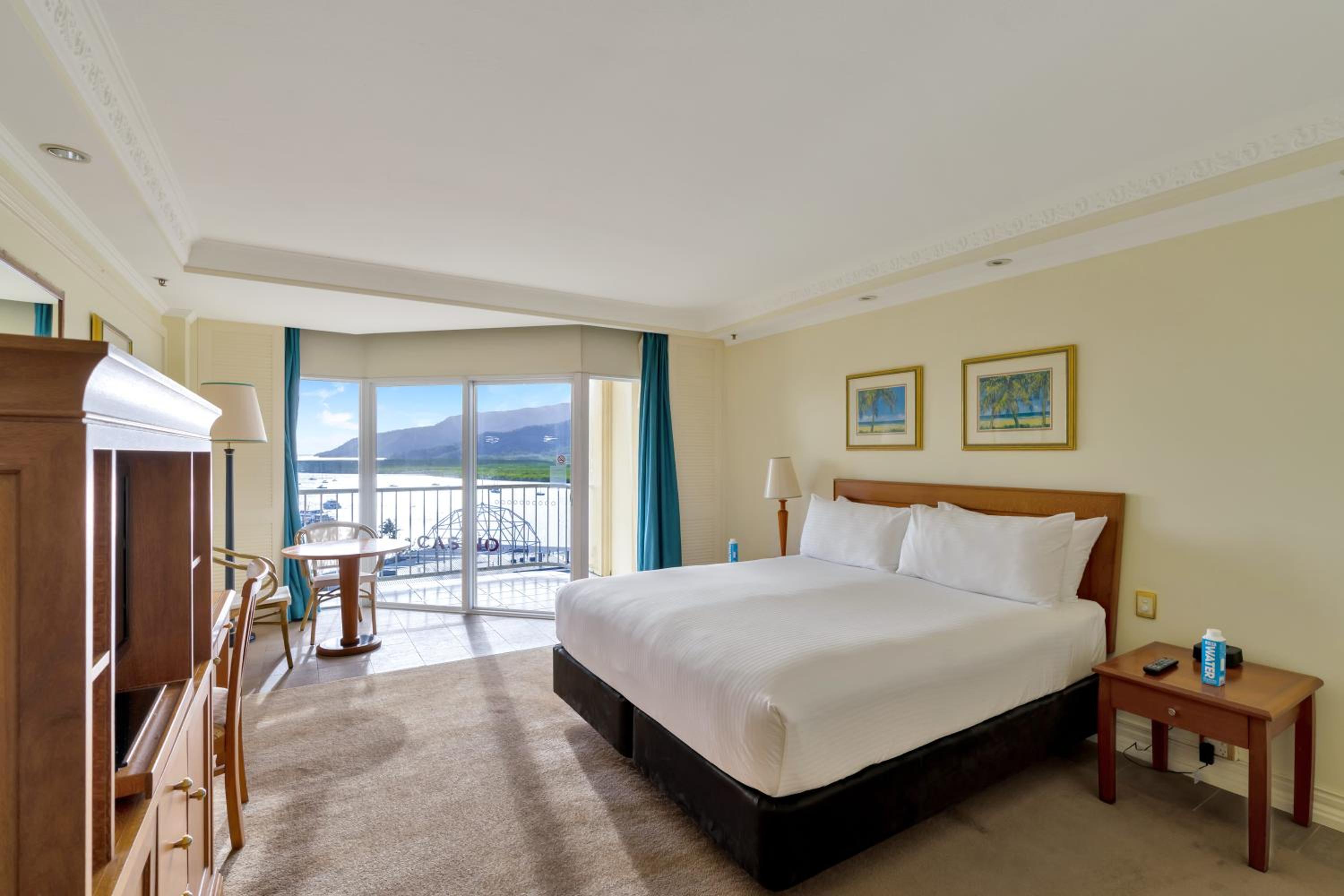 Classic Queen Room with Harbor View - Photo 12
