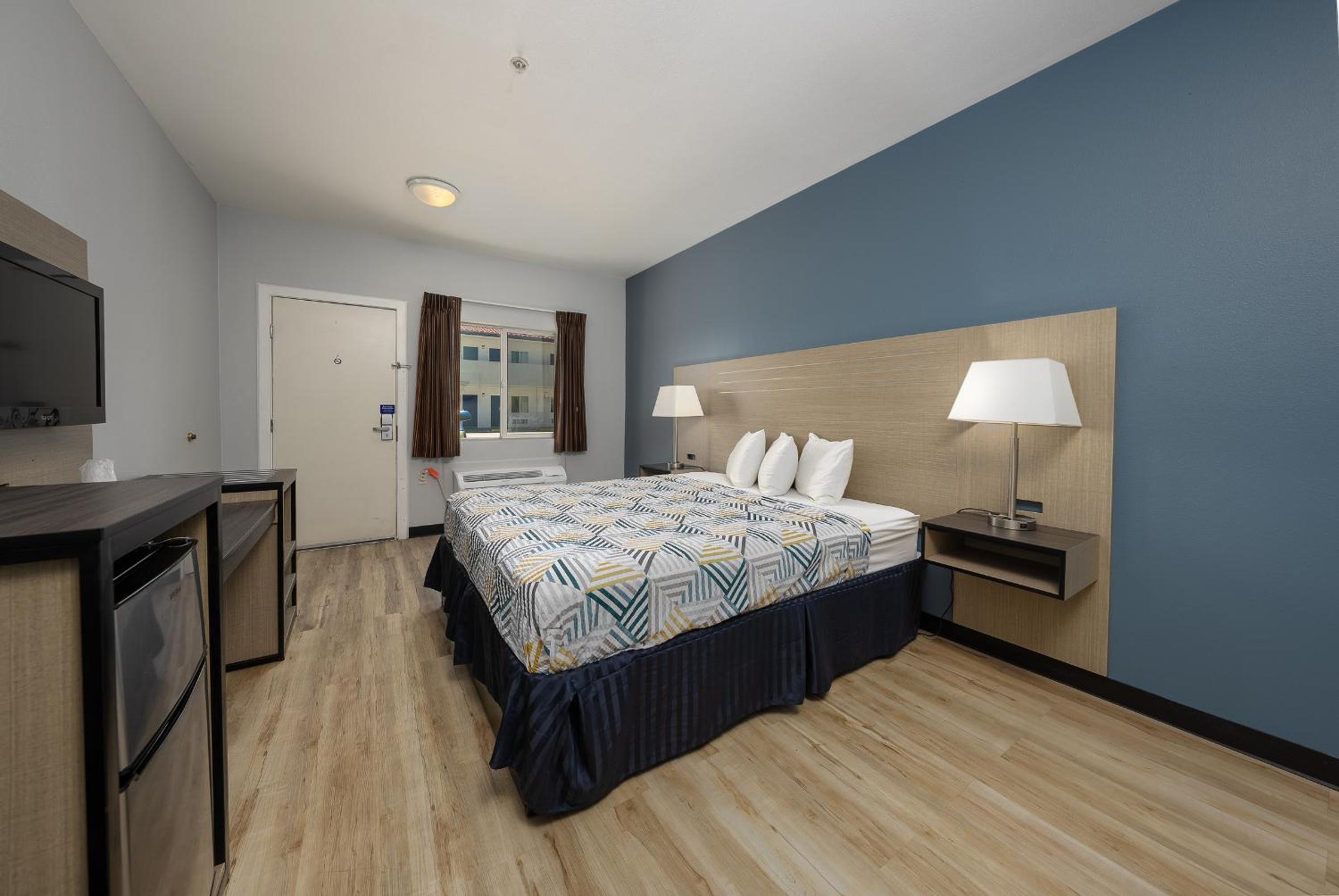 King Room with Roll-in Shower - Mobility Access/Non-Smoking - Photo 3