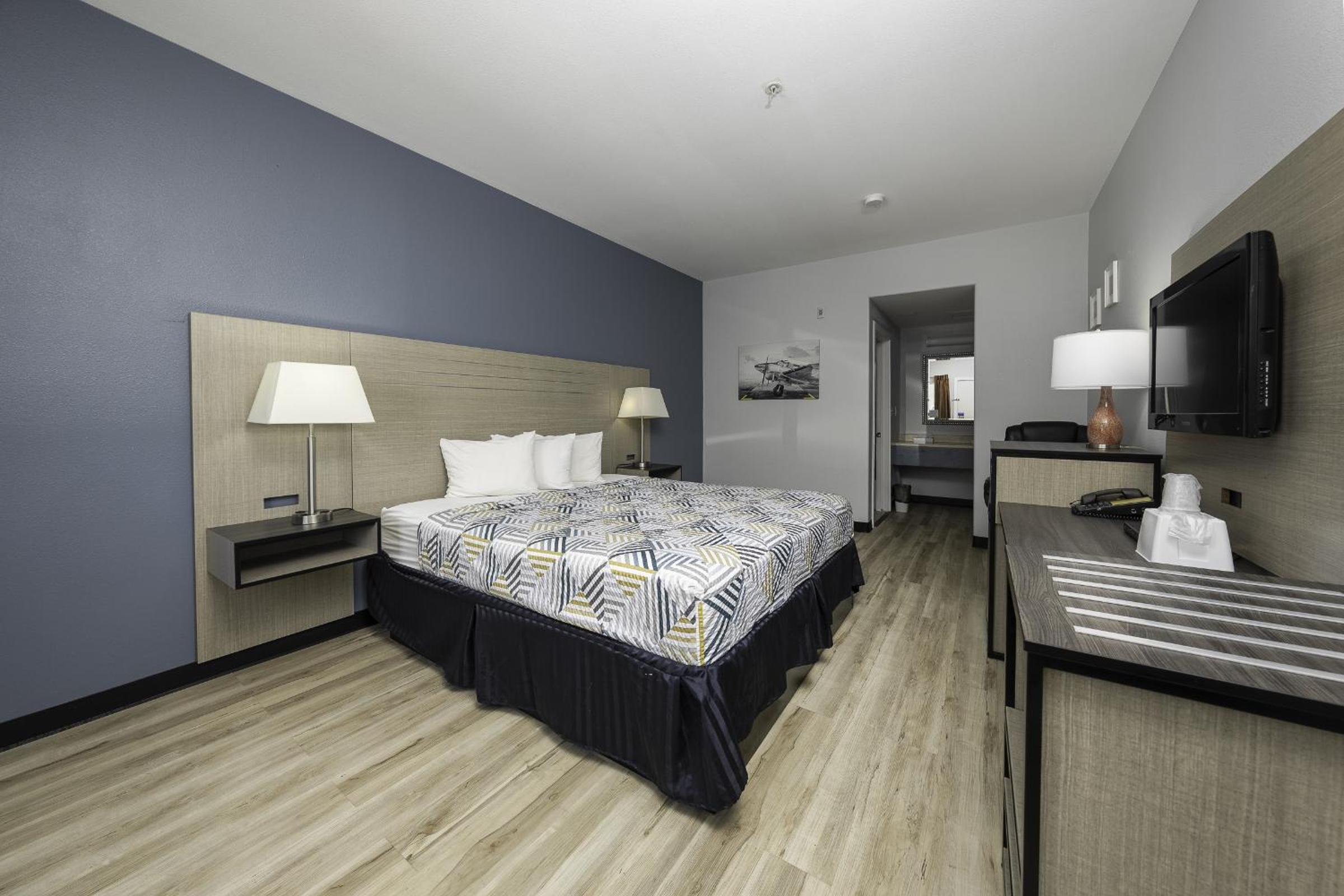King Room with Roll-in Shower - Mobility Access/Non-Smoking - Photo 4