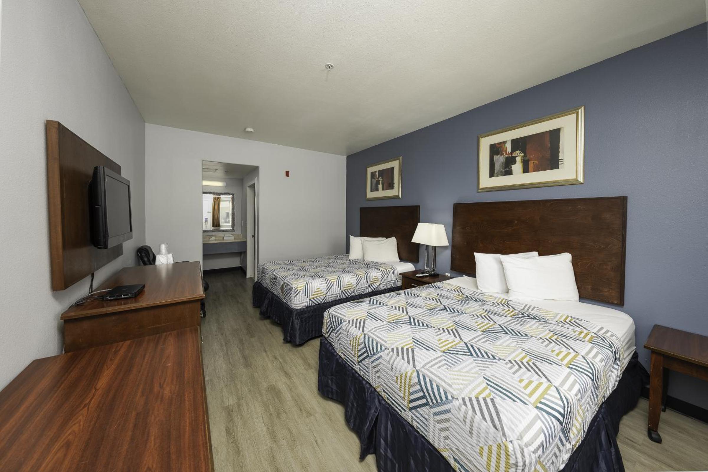 Queen Room with Two Queen Beds - Non-Smoking - Photo 4