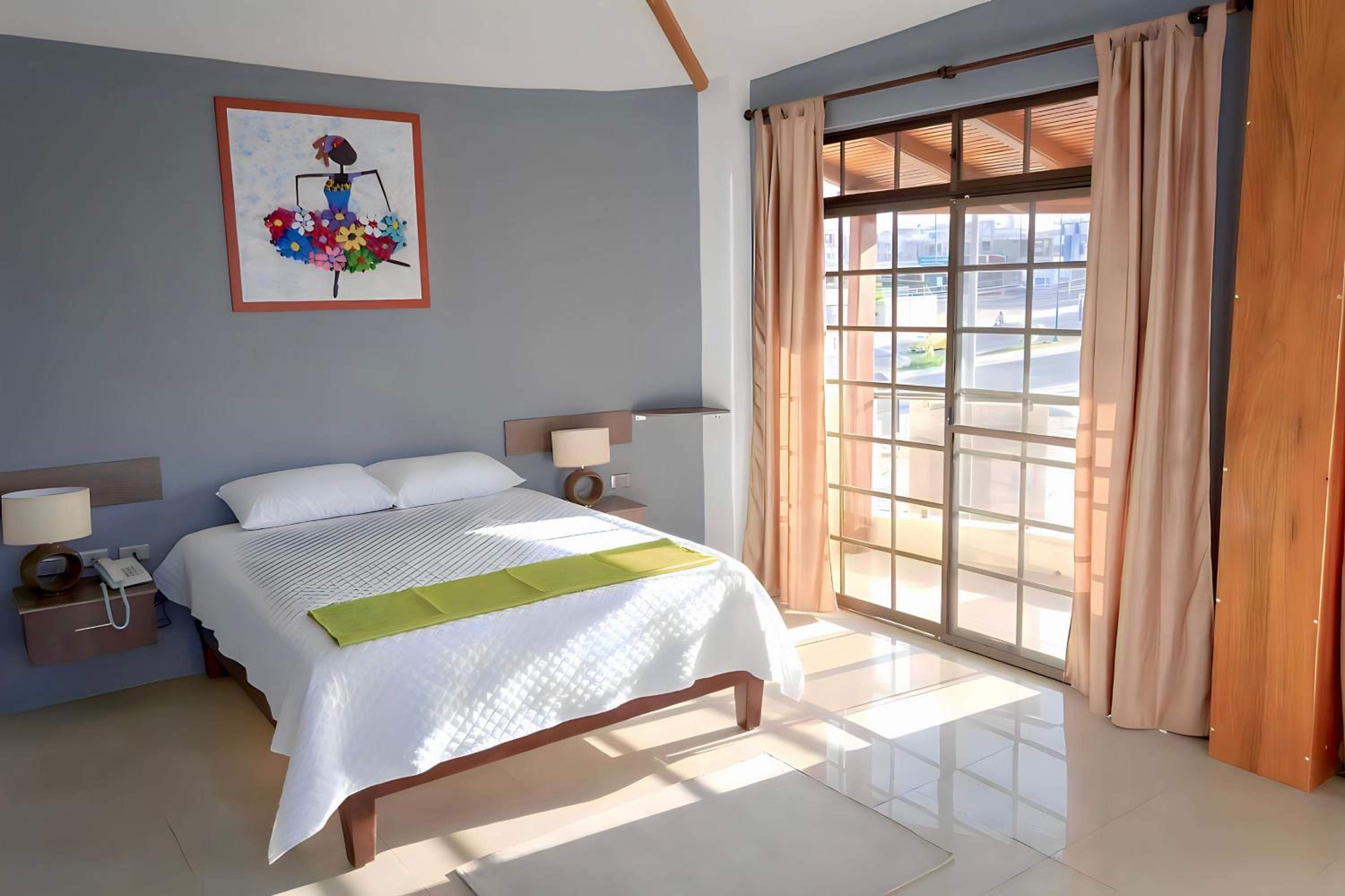 King Suite with Balcony photo 3