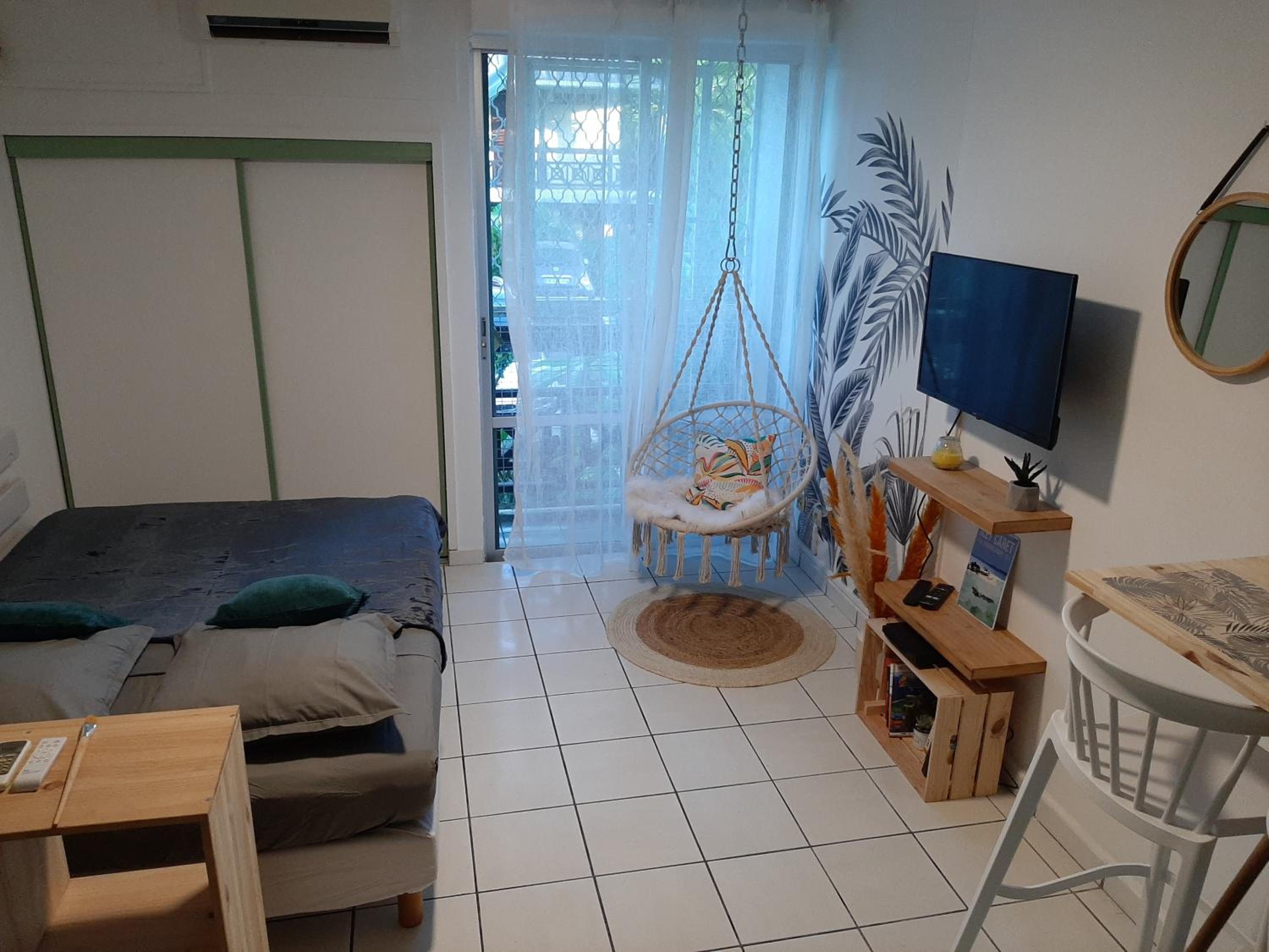 One-Bedroom Apartment photo 1