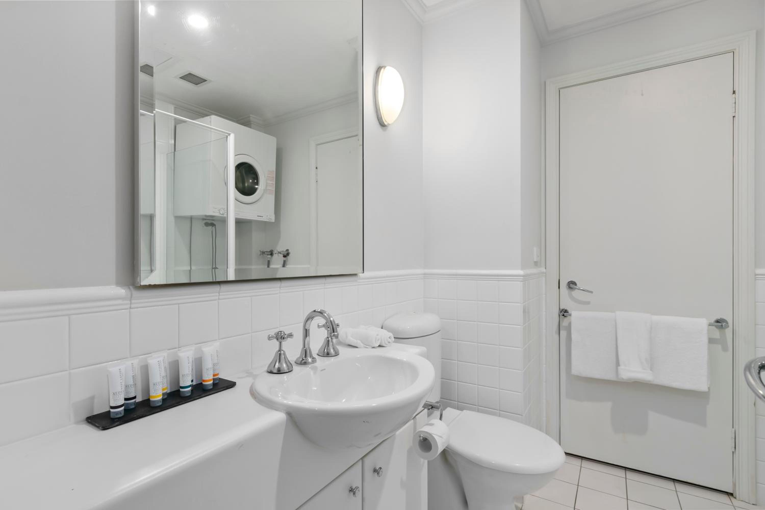 Two Bedroom Deluxe Apartment - Photo 13
