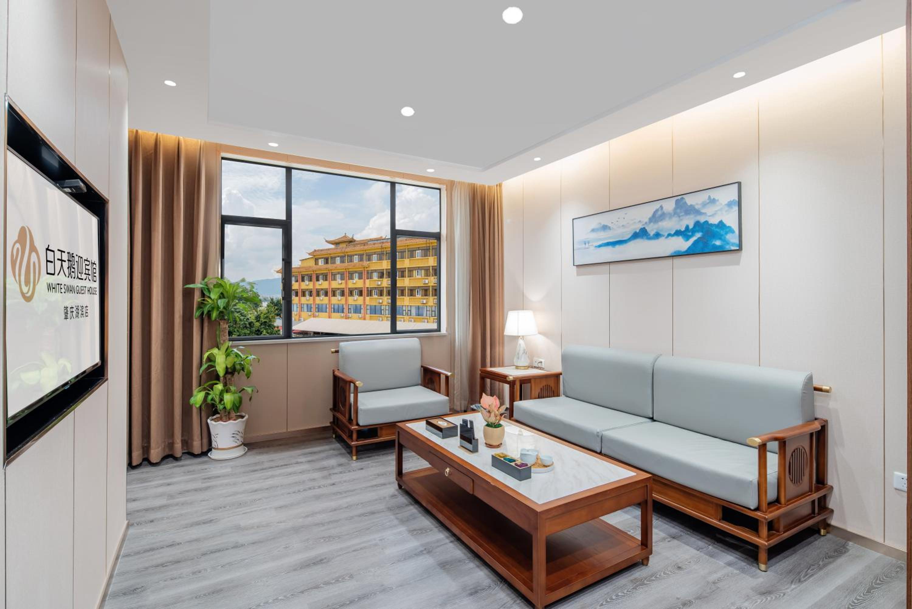 Business Suite - Photo 1