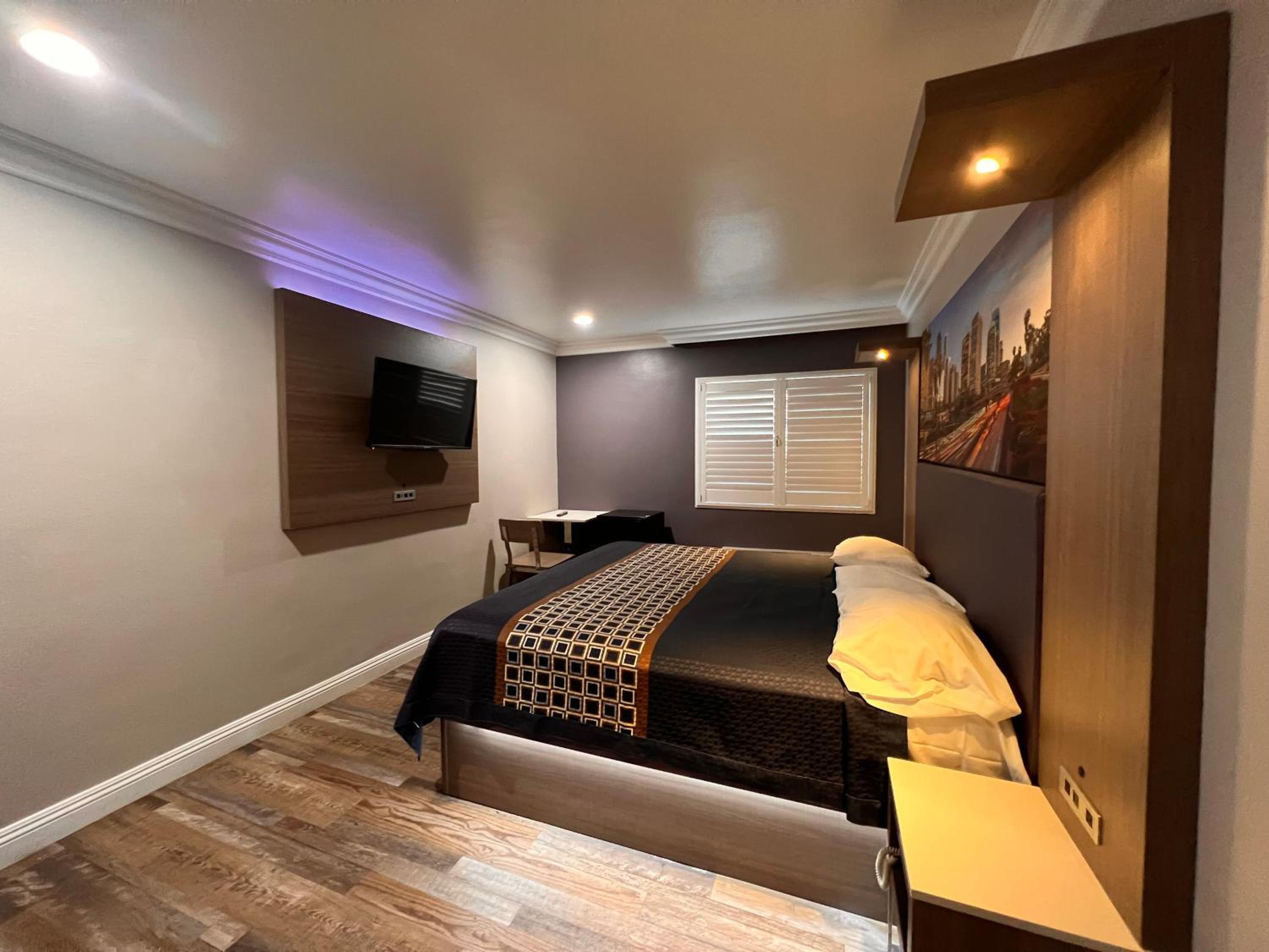 Standard King Room photo 3
