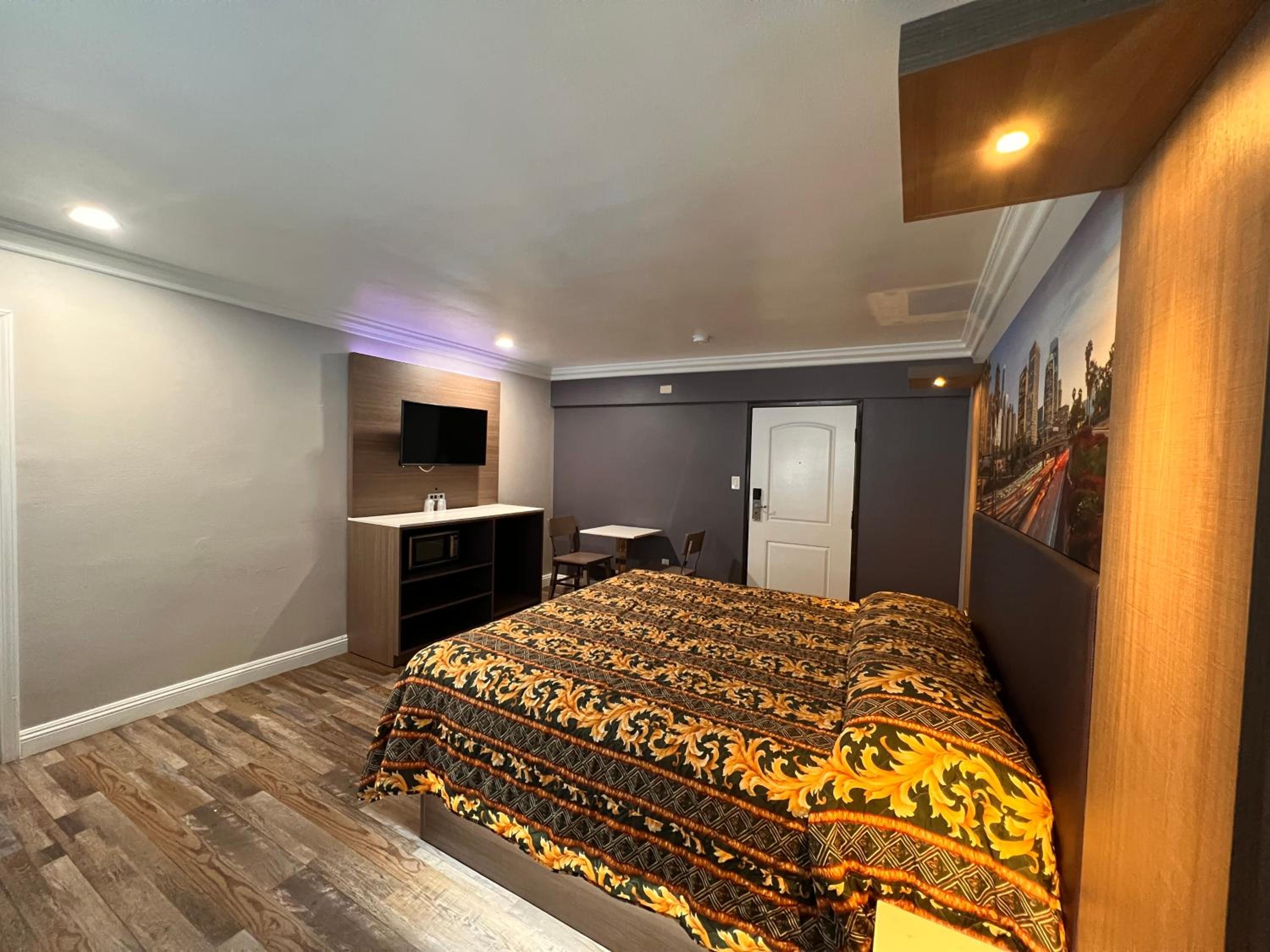 Standard King Room photo 1