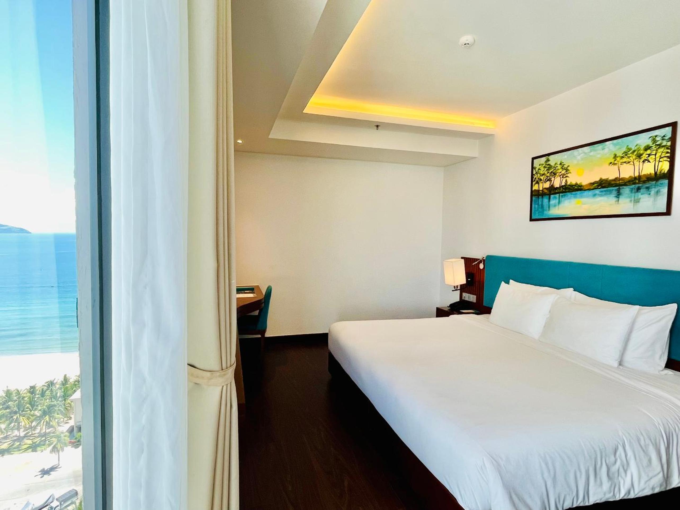 Deluxe Twin Room with Partial Sea View photo 1