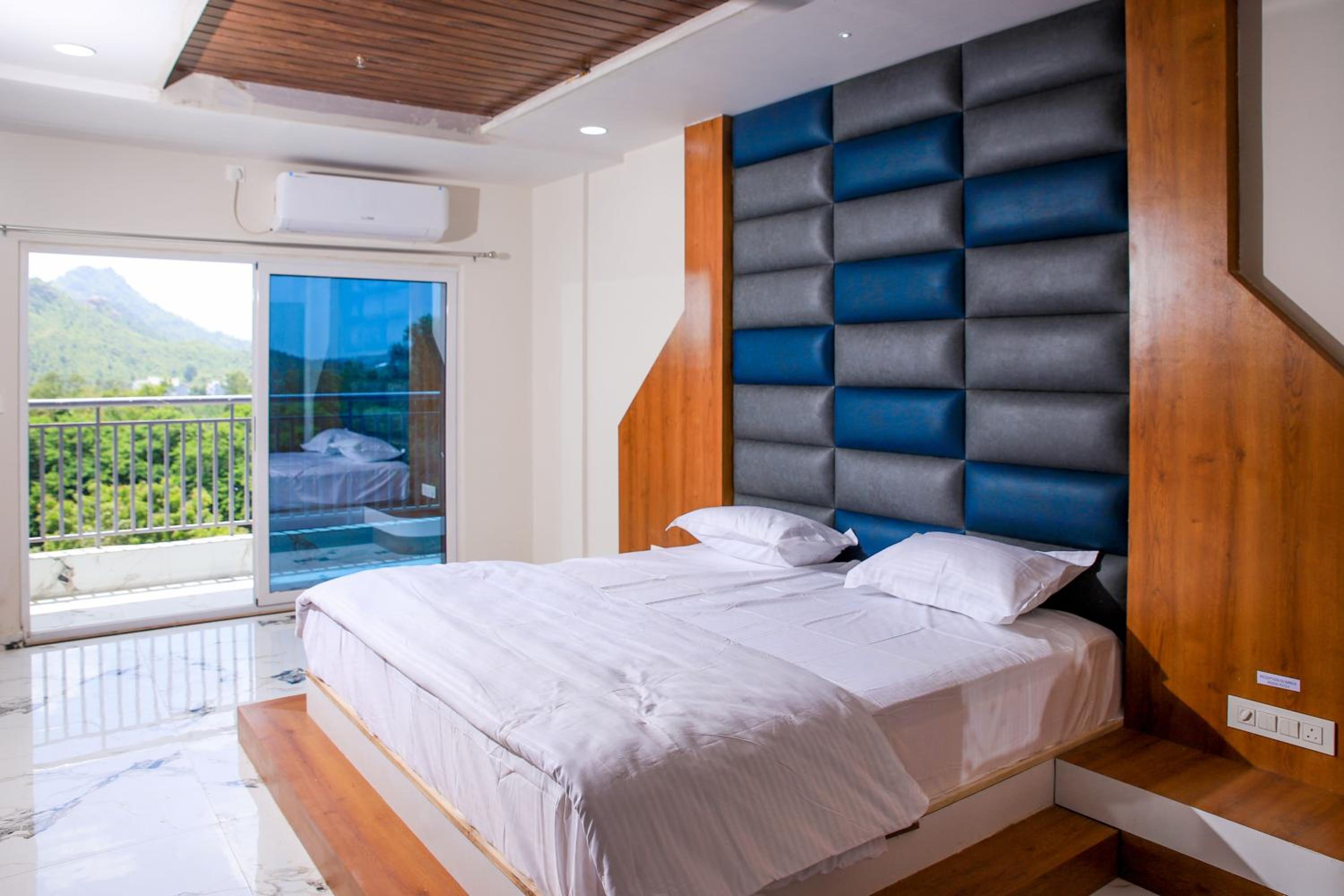 Suite With Mountain View