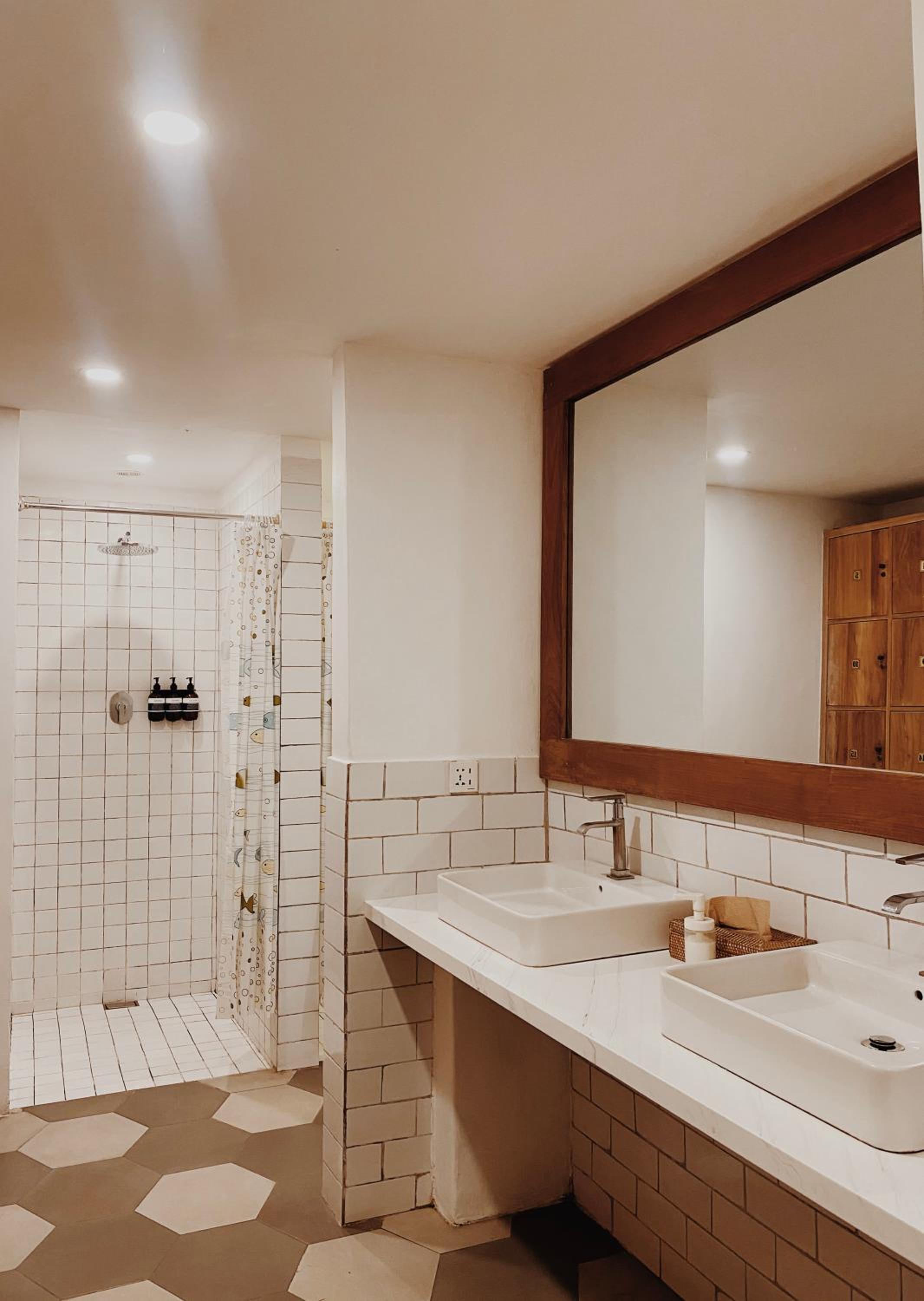 4 SHARE MIXED DORM ECONOMY (NO WINDOW) photo 2