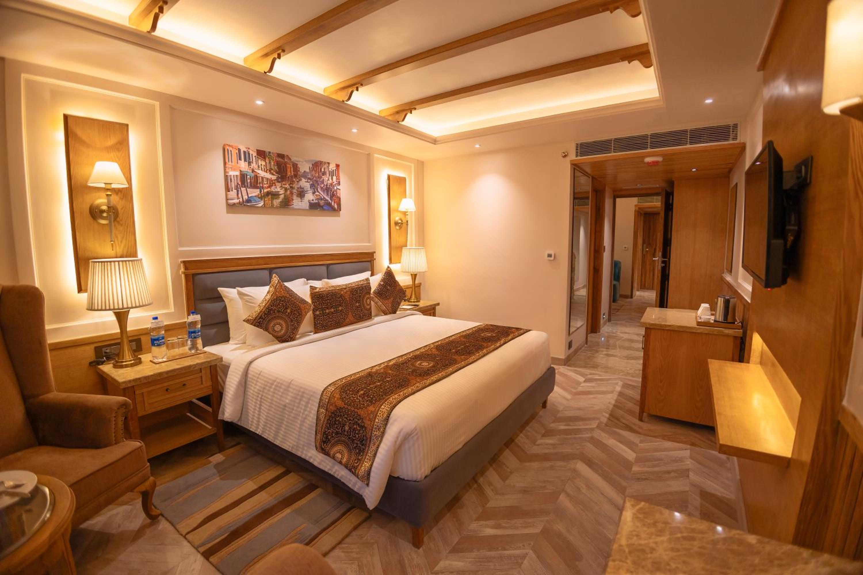 Deluxe Suite With Balcony - Photo 4