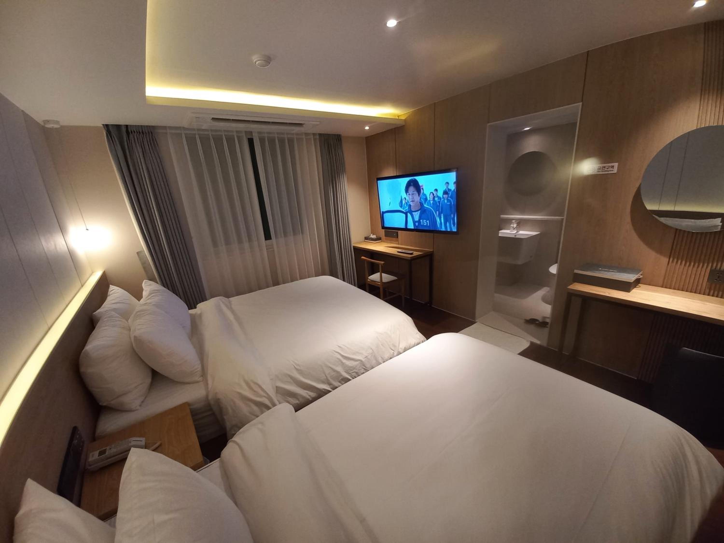 Suite Room - Photo 1
