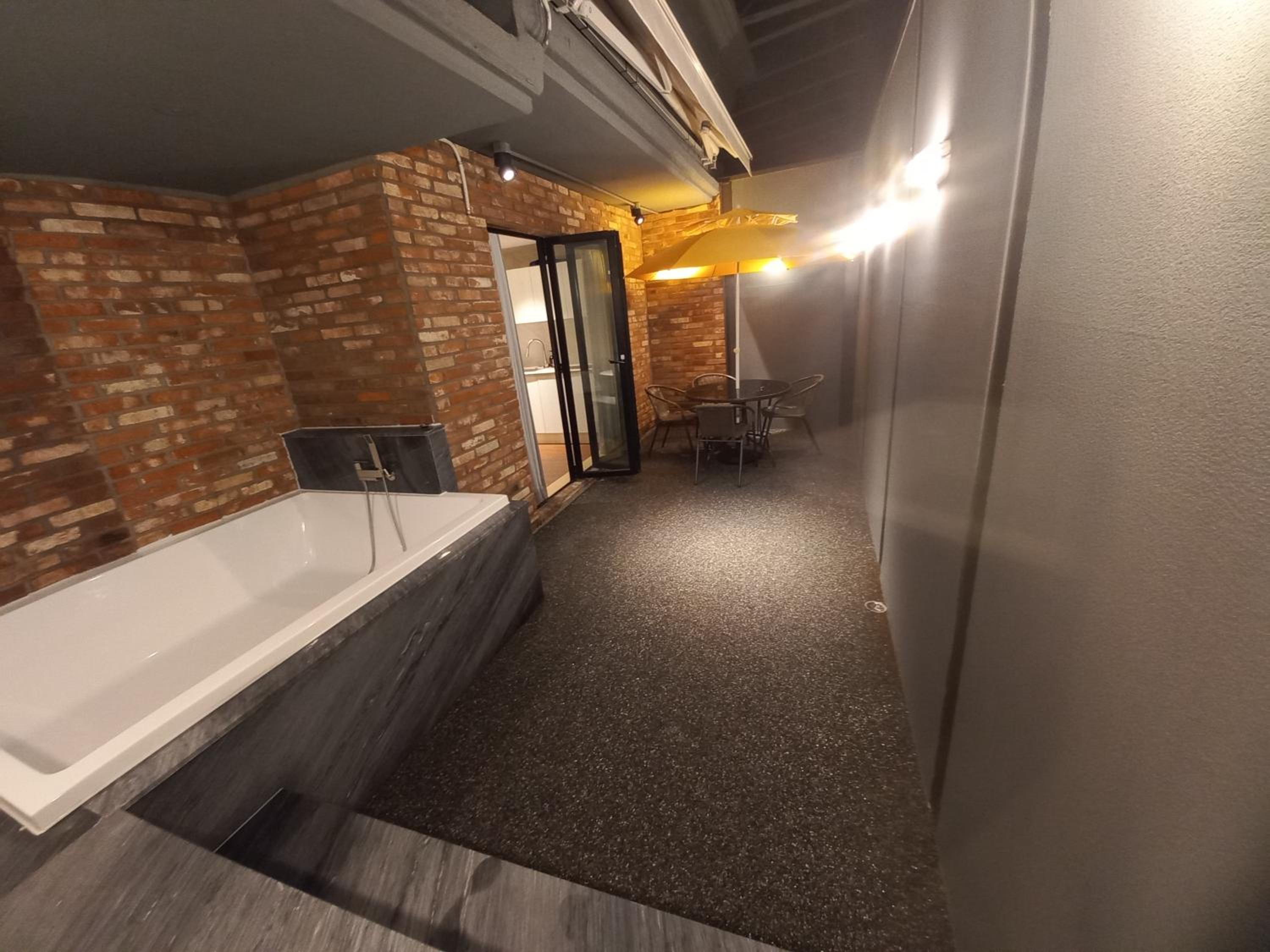 Suite Room - Photo 6