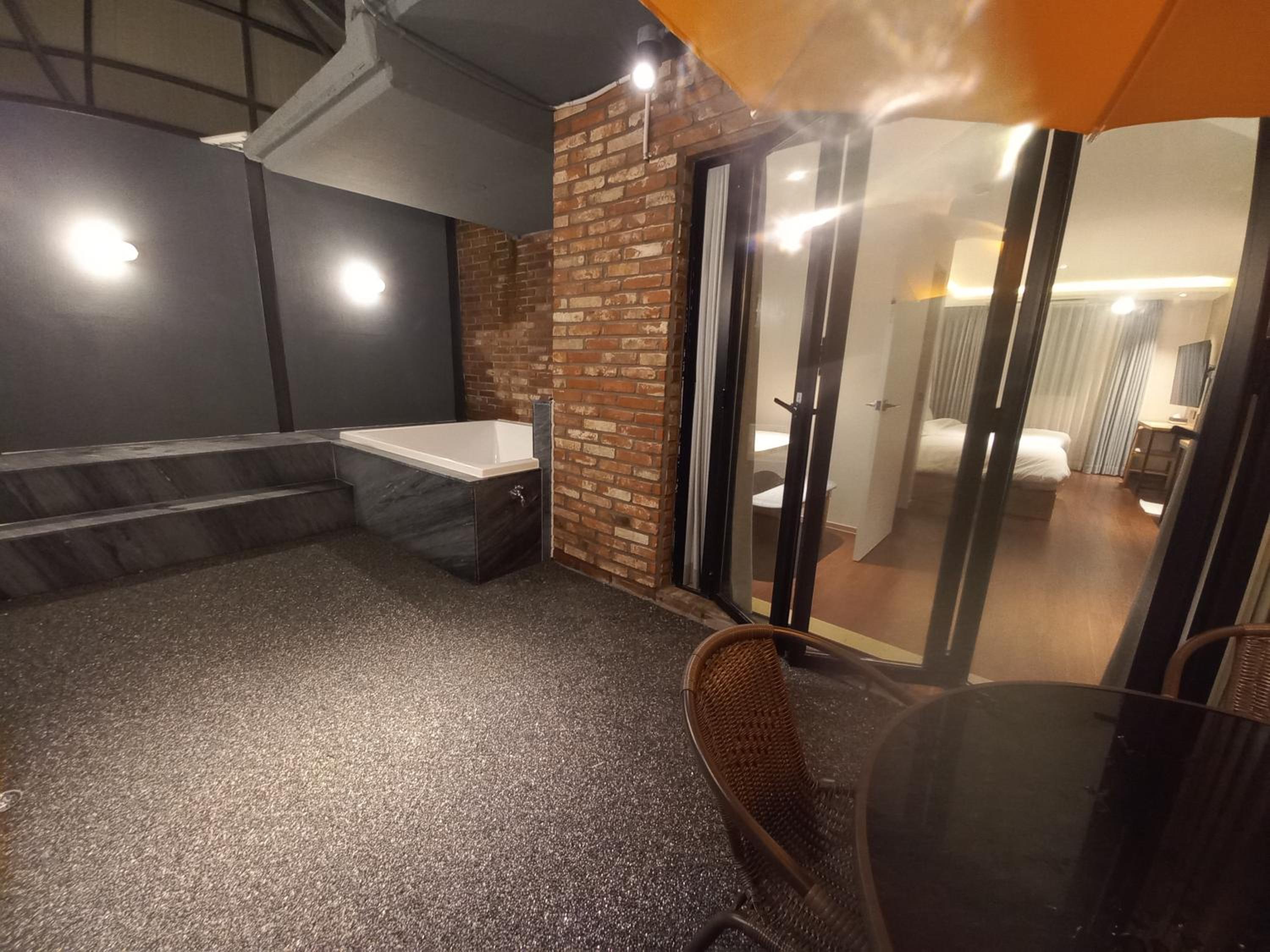 Suite Room - Photo 2