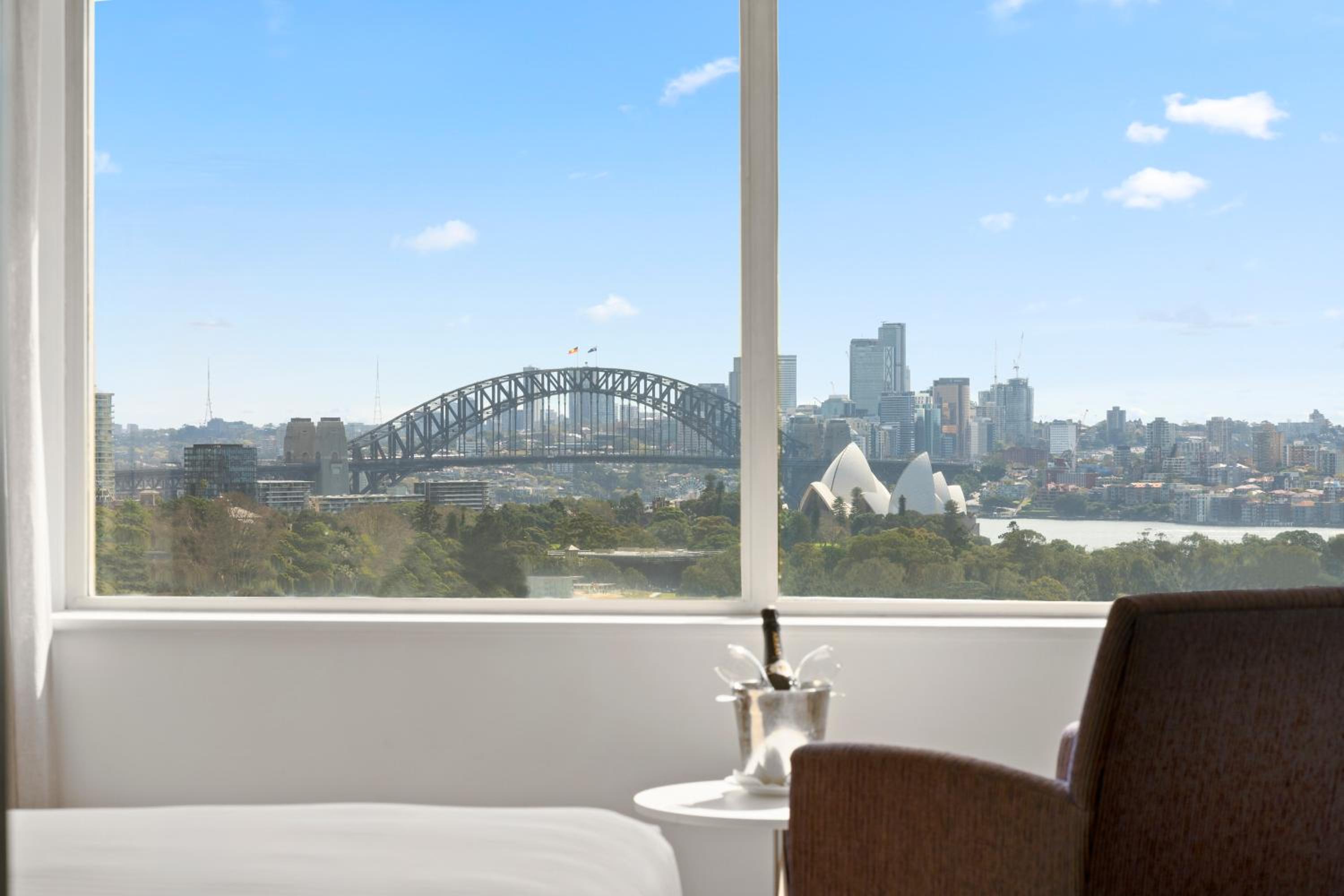 One-Bedroom King Suite with Harbor View thumbnail 6